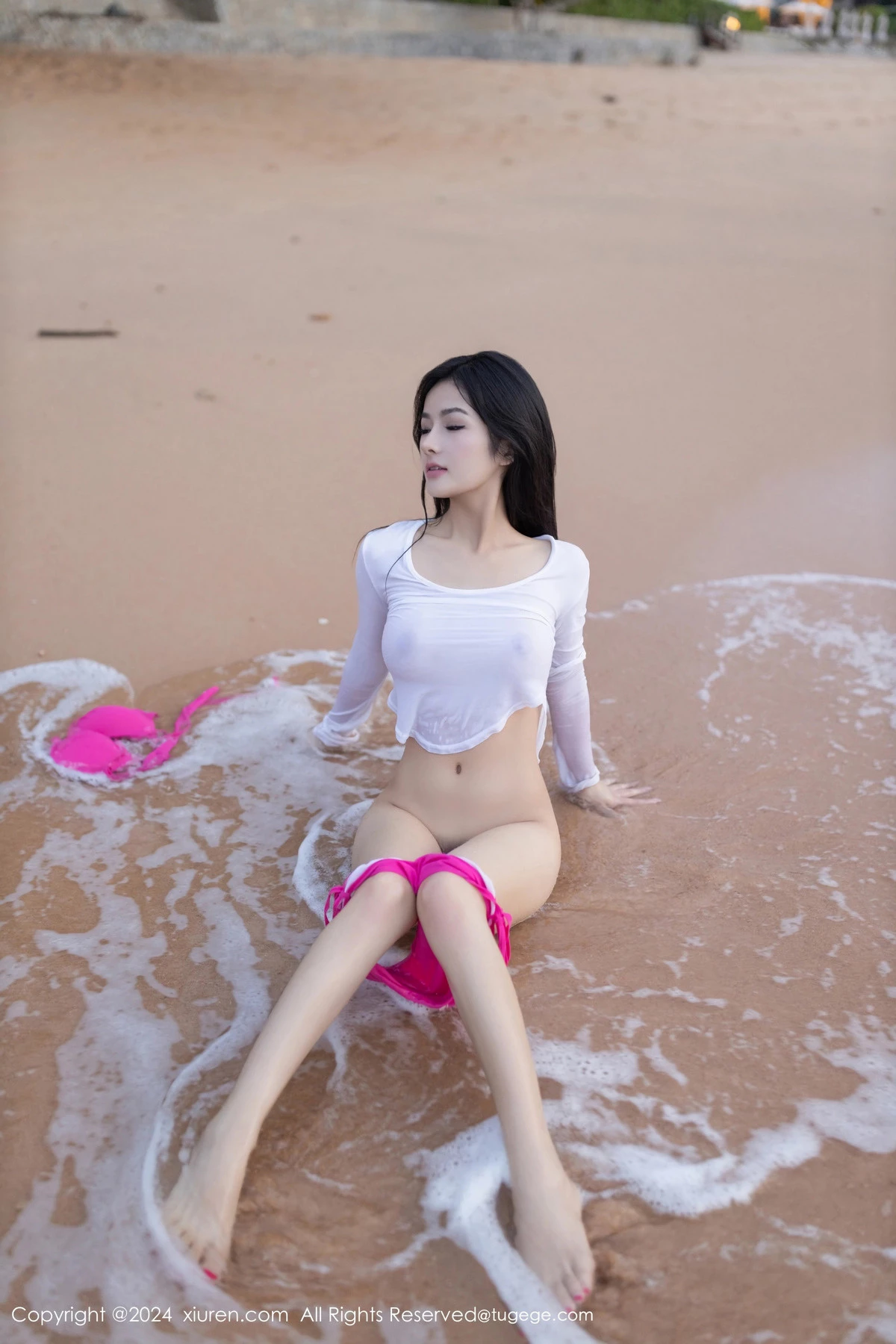 [[XiuRen秀人网]秀人网]No.8341_模特谭小灵海滩场景半脱露性感玫红内衣秀惹火身材极致诱惑写真80P