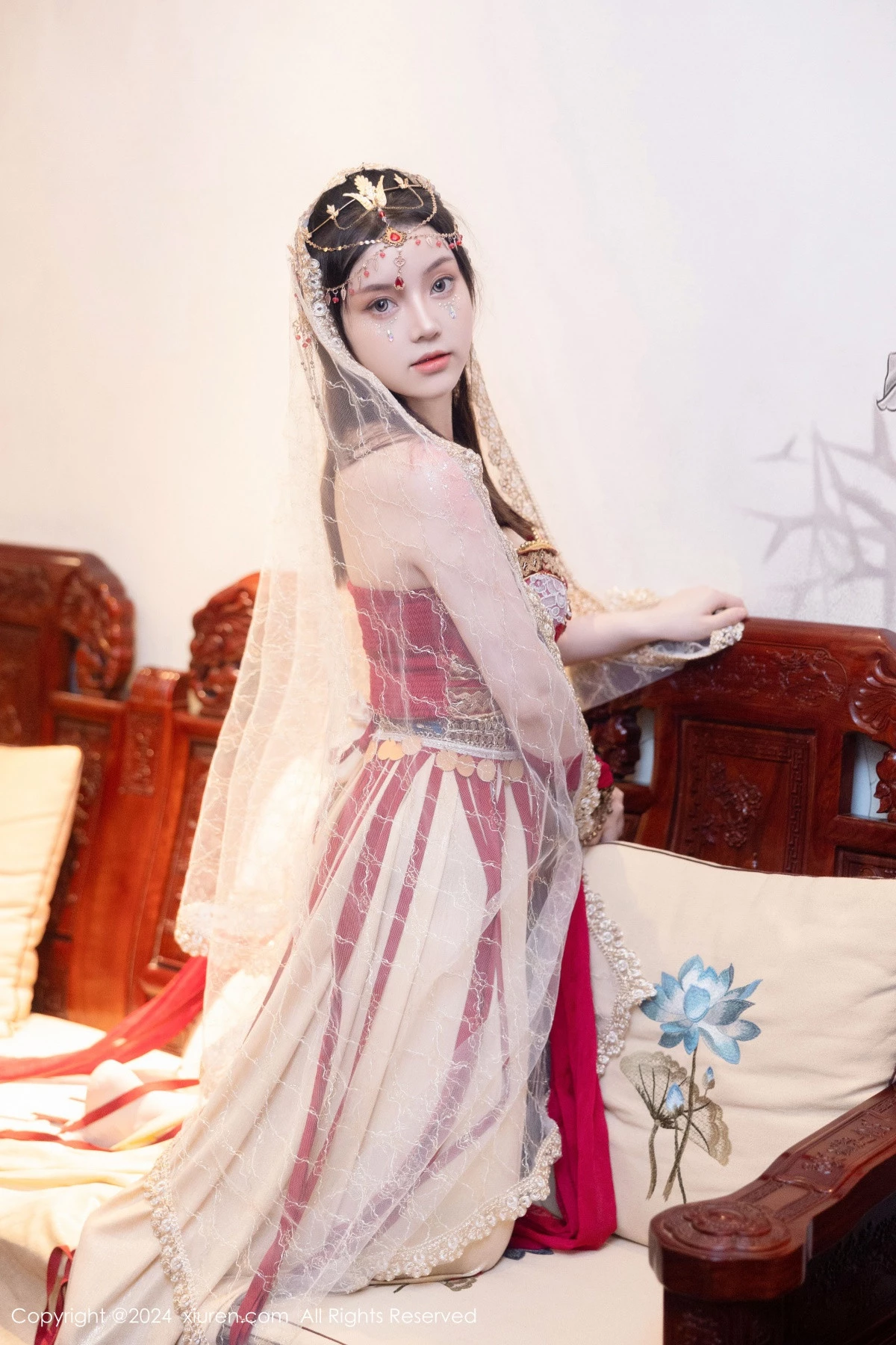 [[XiuRen秀人网]秀人网]No.8349_模特豆瓣酱性感红色薄纱西域服饰半脱秀丰腴身材撩人诱惑写真82P