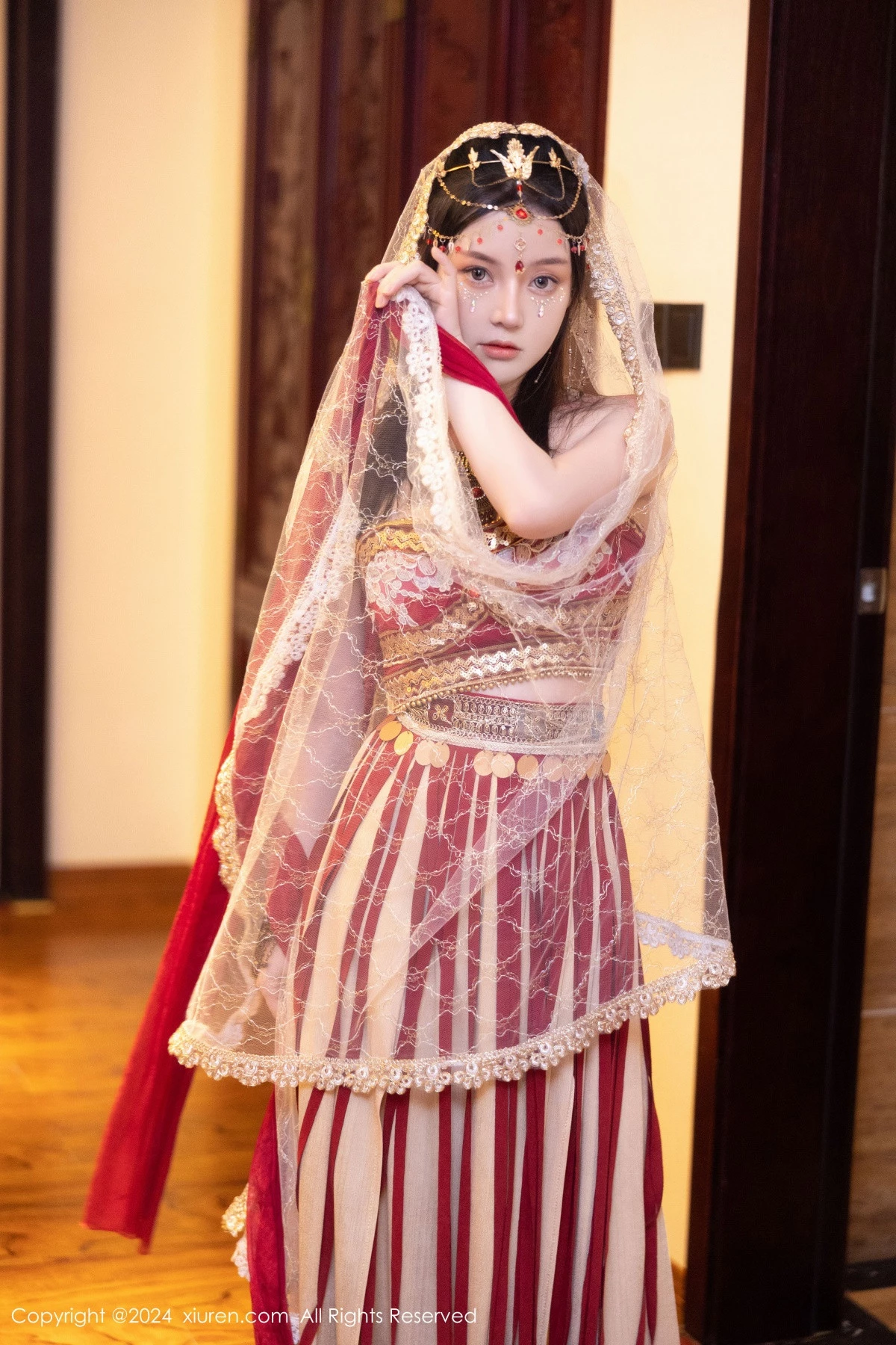 [[XiuRen秀人网]秀人网]No.8349_模特豆瓣酱性感红色薄纱西域服饰半脱秀丰腴身材撩人诱惑写真82P