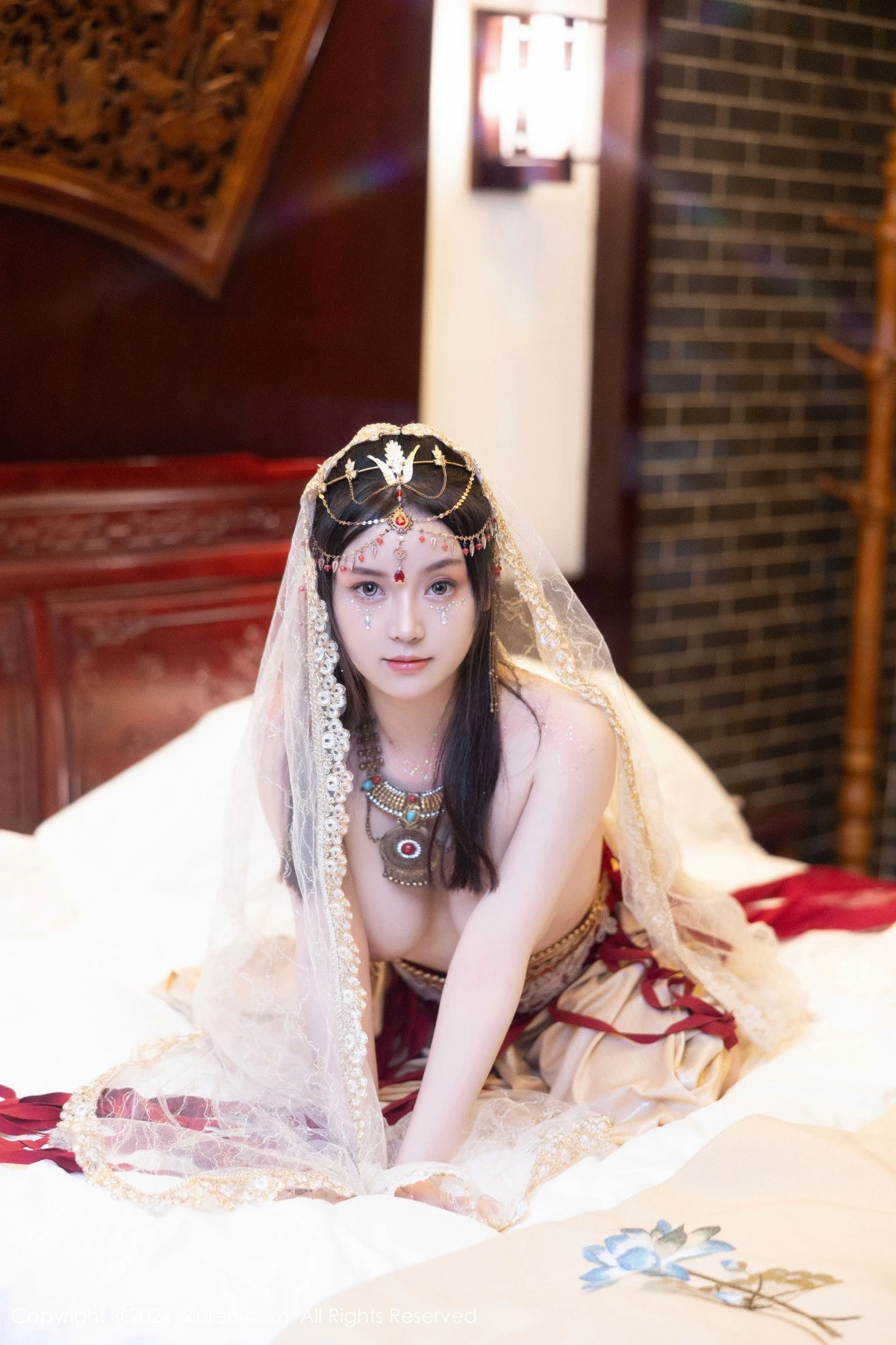 [[XiuRen秀人网]秀人网]No.8349_模特豆瓣酱性感红色薄纱西域服饰半脱秀丰腴身材撩人诱惑写真82P