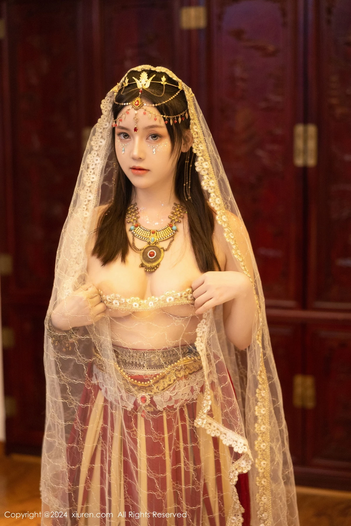 [[XiuRen秀人网]秀人网]No.8349_模特豆瓣酱性感红色薄纱西域服饰半脱秀丰腴身材撩人诱惑写真82P