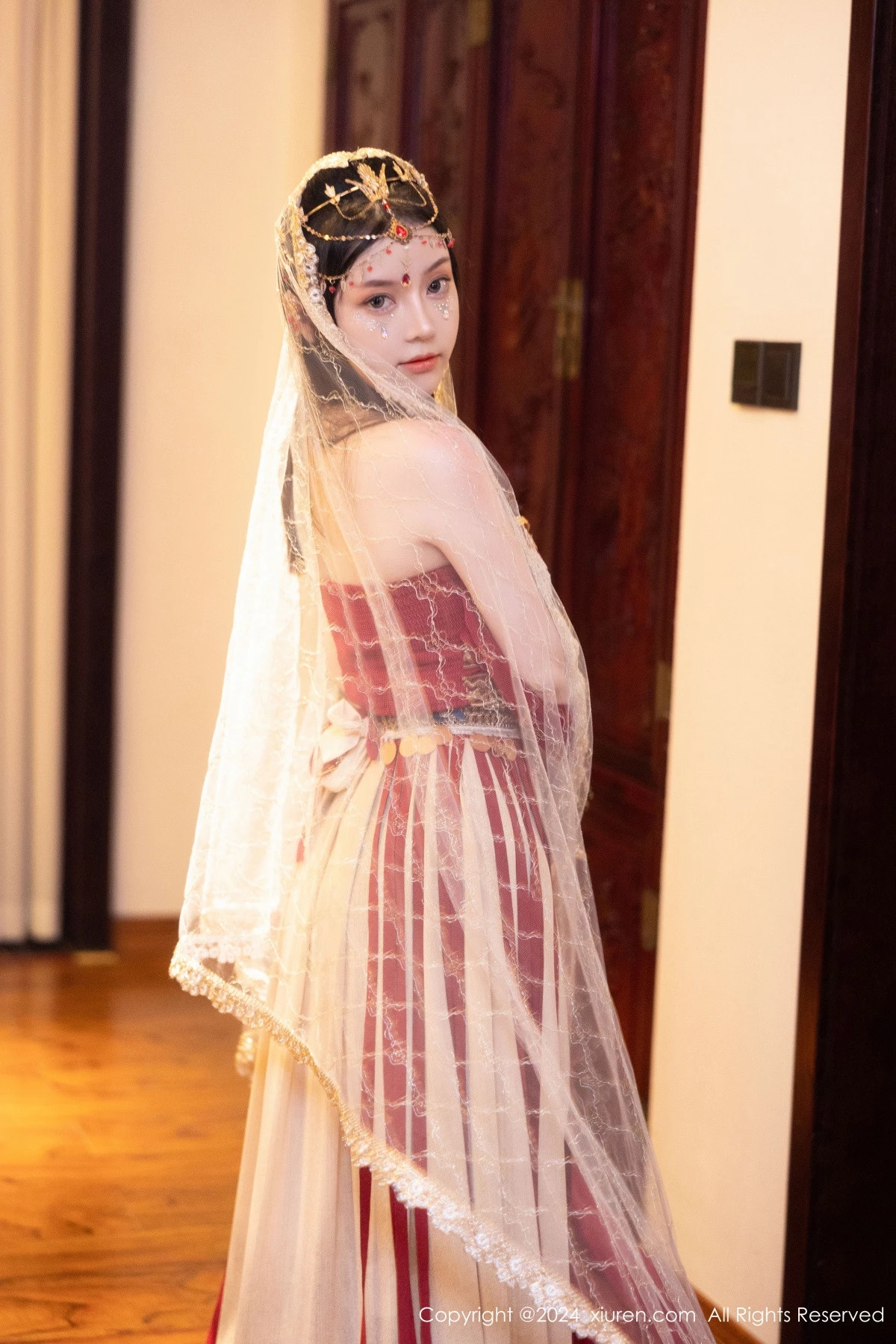 [[XiuRen秀人网]秀人网]No.8349_模特豆瓣酱性感红色薄纱西域服饰半脱秀丰腴身材撩人诱惑写真82P