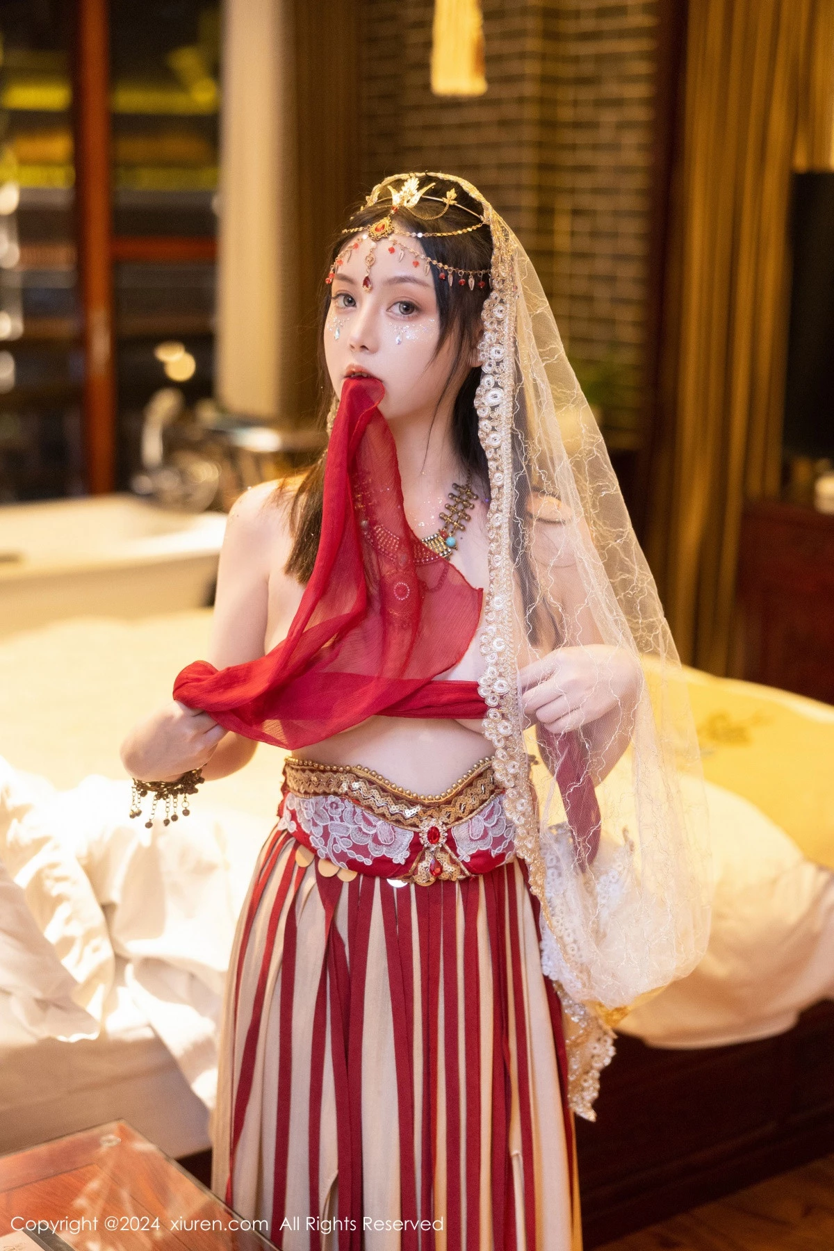 [[XiuRen秀人网]秀人网]No.8349_模特豆瓣酱性感红色薄纱西域服饰半脱秀丰腴身材撩人诱惑写真82P