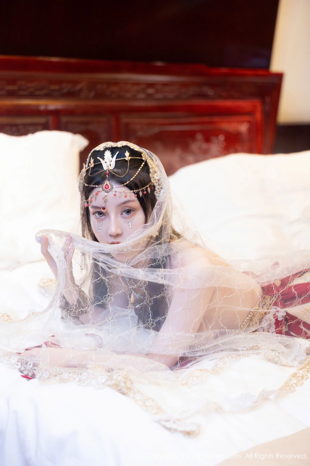 [[XiuRen秀人网]秀人网]No.8349_模特豆瓣酱性感红色薄纱西域服饰半脱秀丰腴身材撩人诱惑写真82P