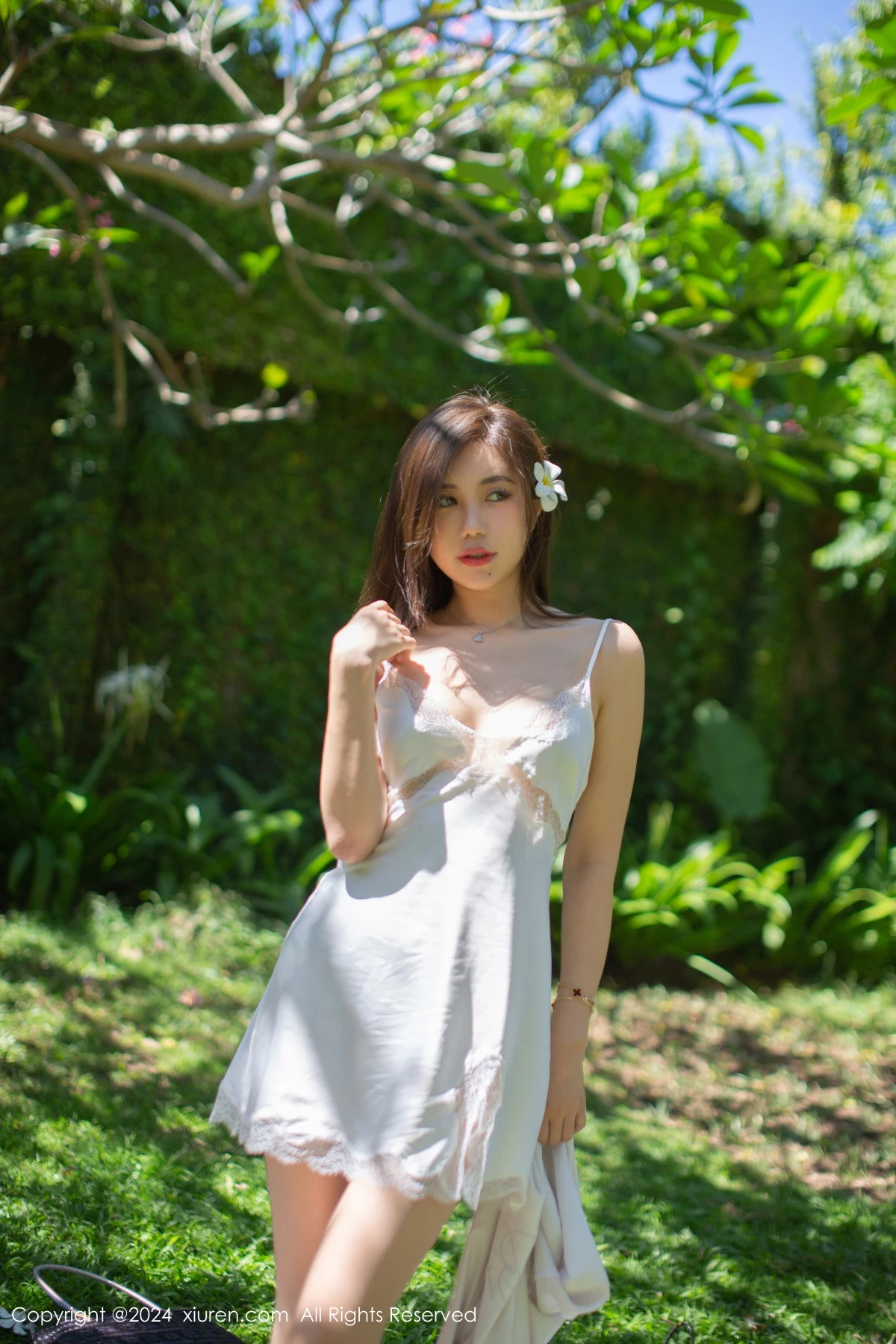 [[XiuRen秀人网]秀人网]No.8256_女神绮里嘉ula户外性感白色吊带裙配超薄肉丝秀惹火身材诱惑写真75P