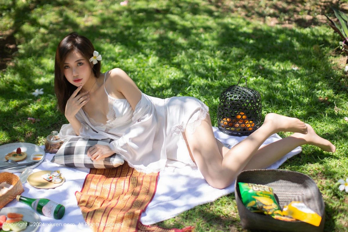 [[XiuRen秀人网]秀人网]No.8256_女神绮里嘉ula户外性感白色吊带裙配超薄肉丝秀惹火身材诱惑写真75P