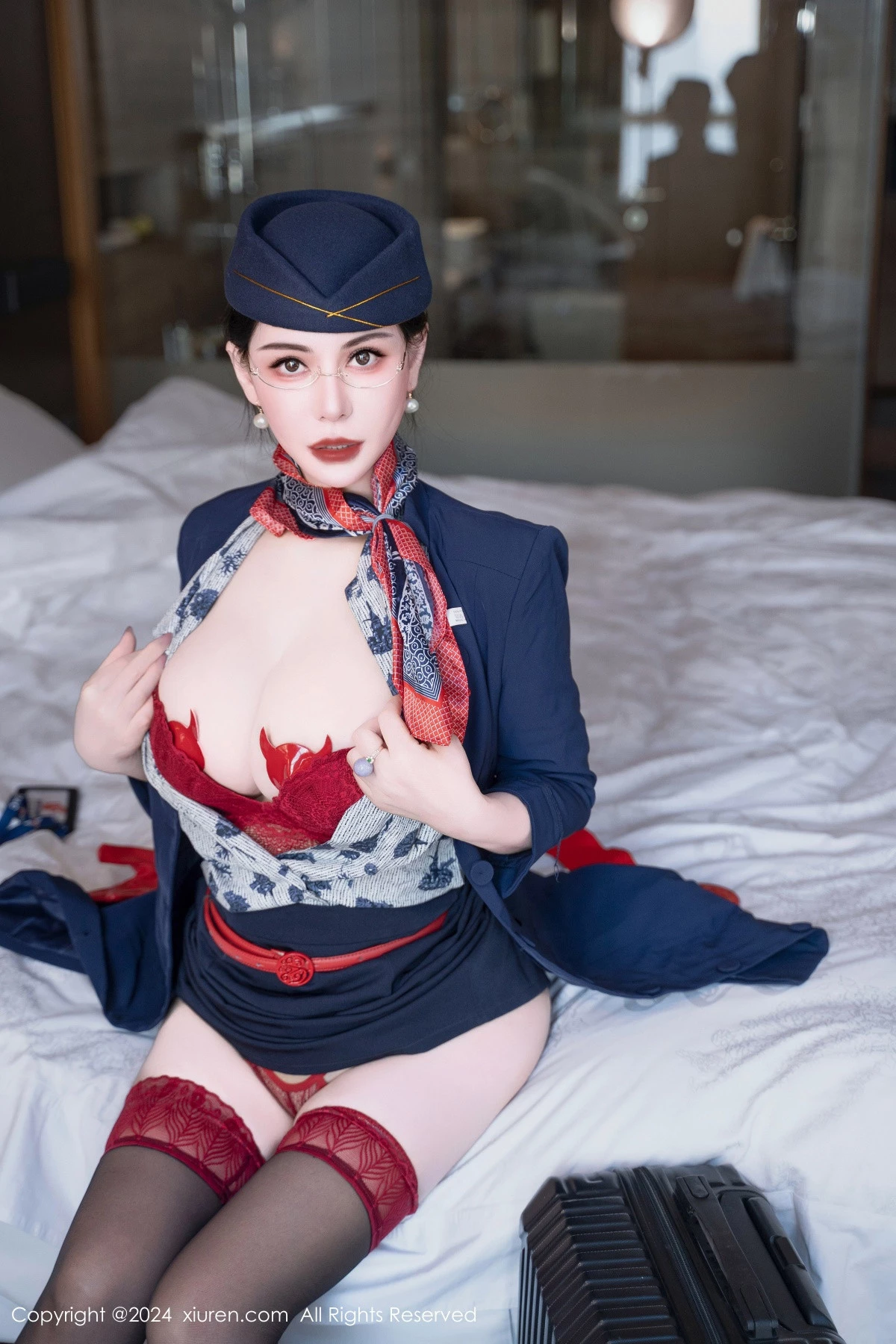 [[XiuRen秀人网]秀人网]No.8253_模特悦悦姐性感空姐制服露红色内衣配黑丝袜秀魔鬼身材诱惑写真75P