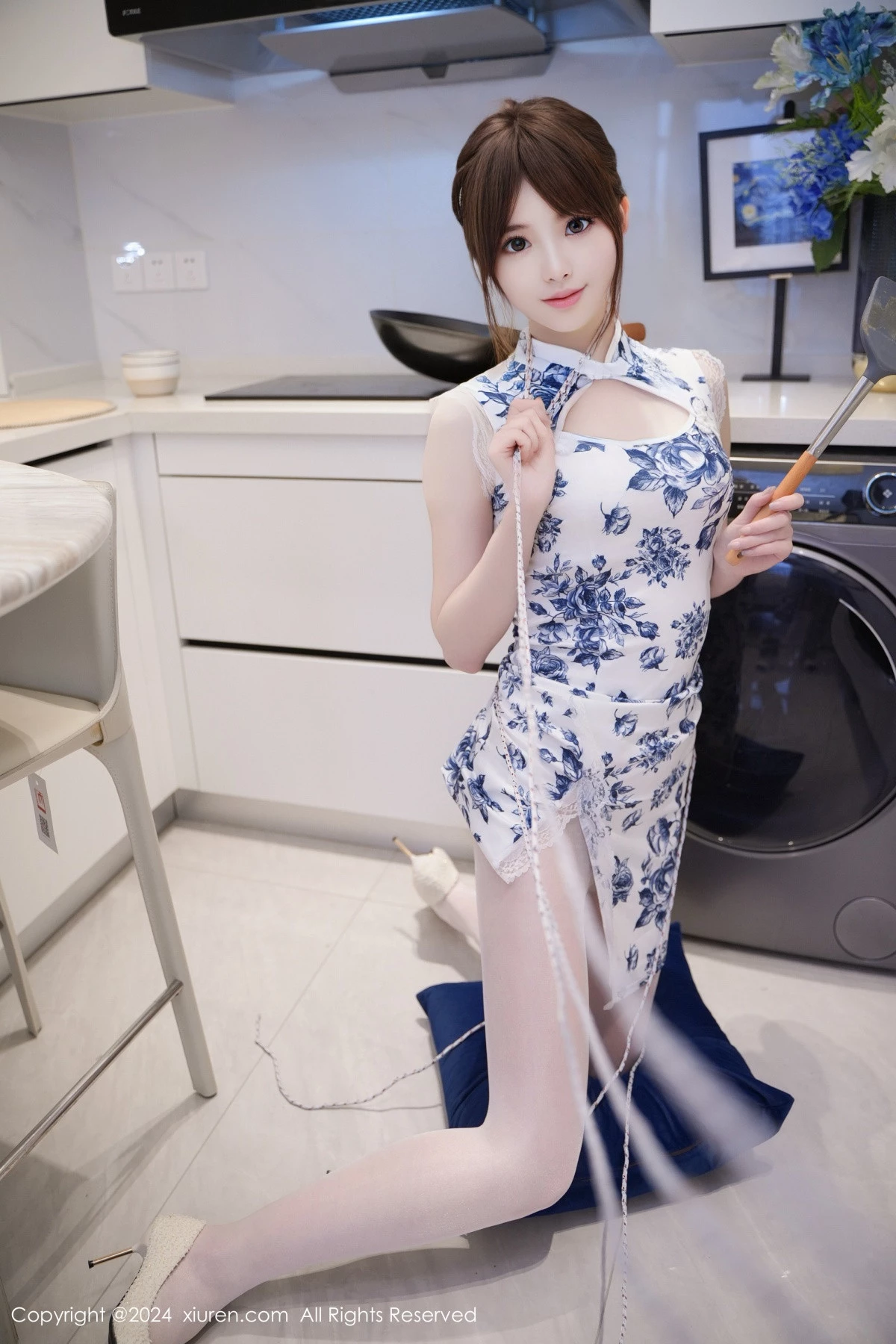 [[XiuRen秀人网]秀人网]No.8255_模特梦灵儿Mini性感青色轻透旗袍配原色丝袜秀惹火身材诱惑写真77P