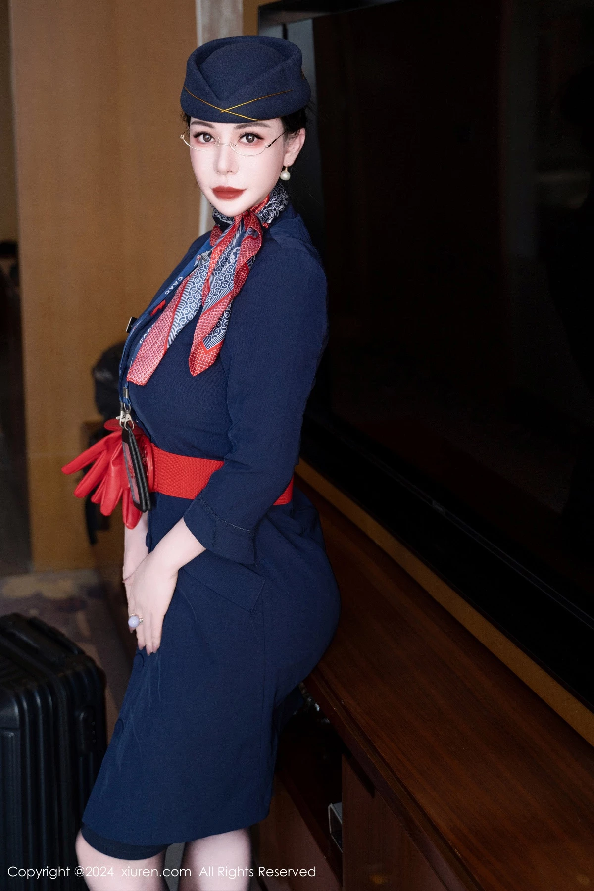 [[XiuRen秀人网]秀人网]No.8253_模特悦悦姐性感空姐制服露红色内衣配黑丝袜秀魔鬼身材诱惑写真75P