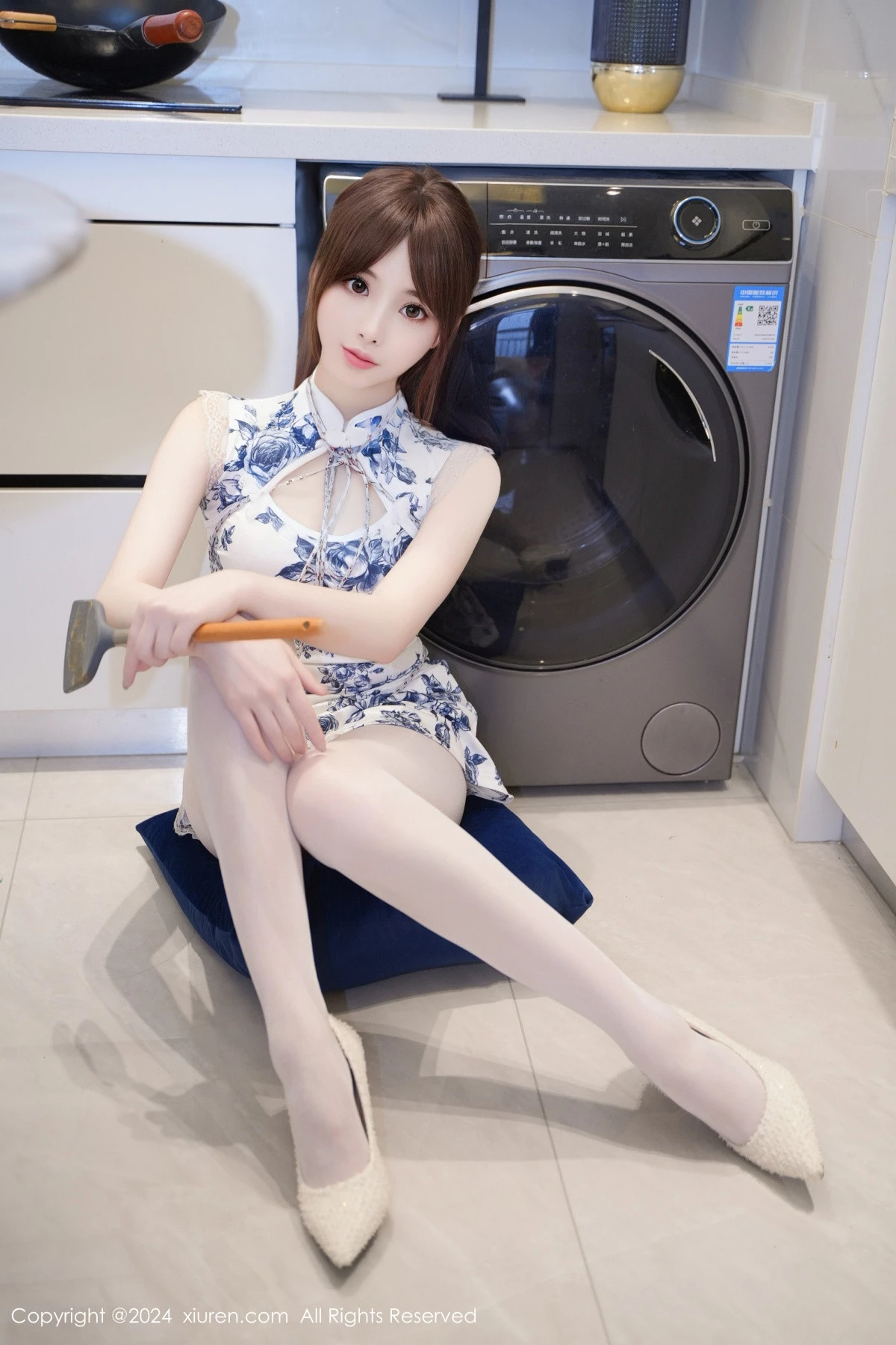 [[XiuRen秀人网]秀人网]No.8255_模特梦灵儿Mini性感青色轻透旗袍配原色丝袜秀惹火身材诱惑写真77P