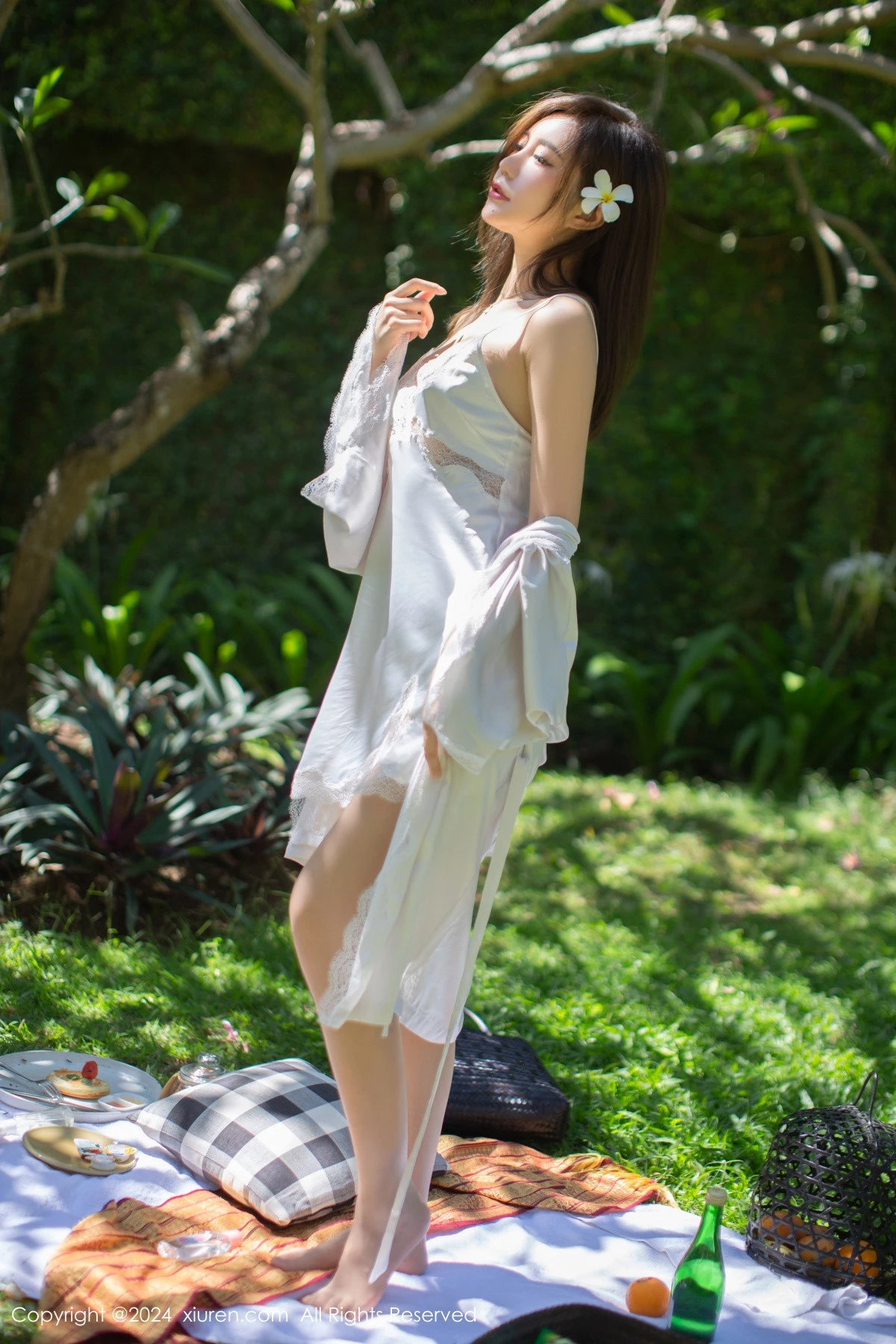 [[XiuRen秀人网]秀人网]No.8256_女神绮里嘉ula户外性感白色吊带裙配超薄肉丝秀惹火身材诱惑写真75P