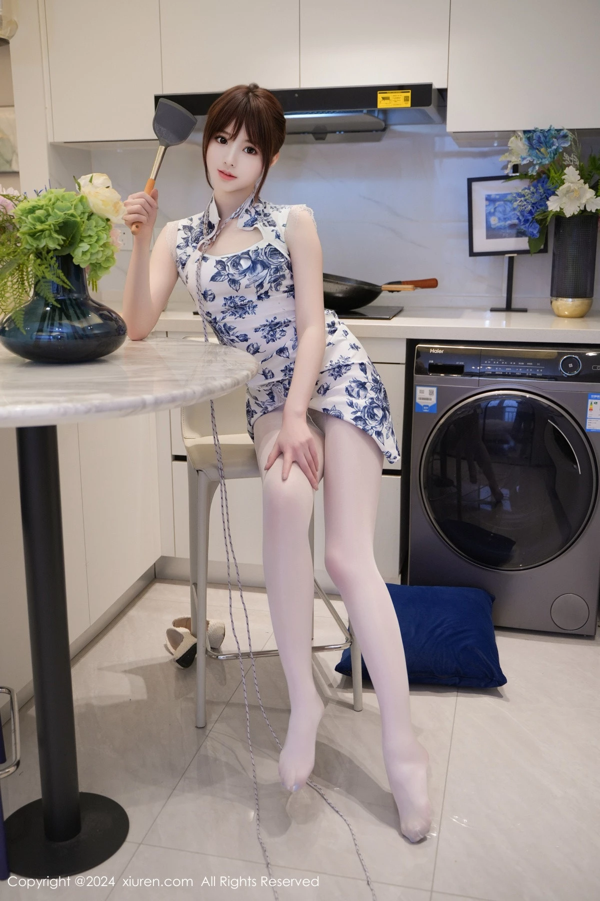 [[XiuRen秀人网]秀人网]No.8255_模特梦灵儿Mini性感青色轻透旗袍配原色丝袜秀惹火身材诱惑写真77P