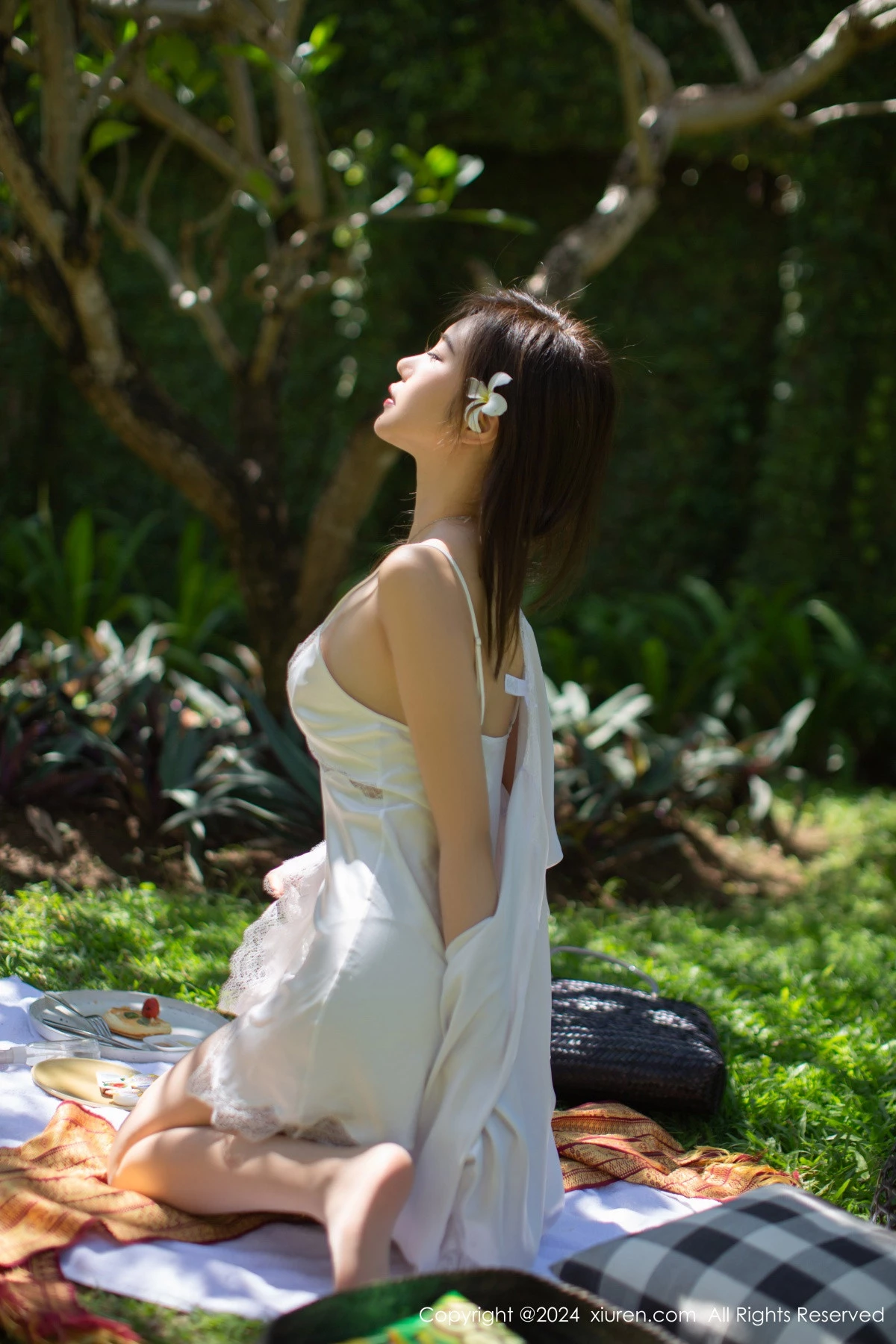 [[XiuRen秀人网]秀人网]No.8256_女神绮里嘉ula户外性感白色吊带裙配超薄肉丝秀惹火身材诱惑写真75P