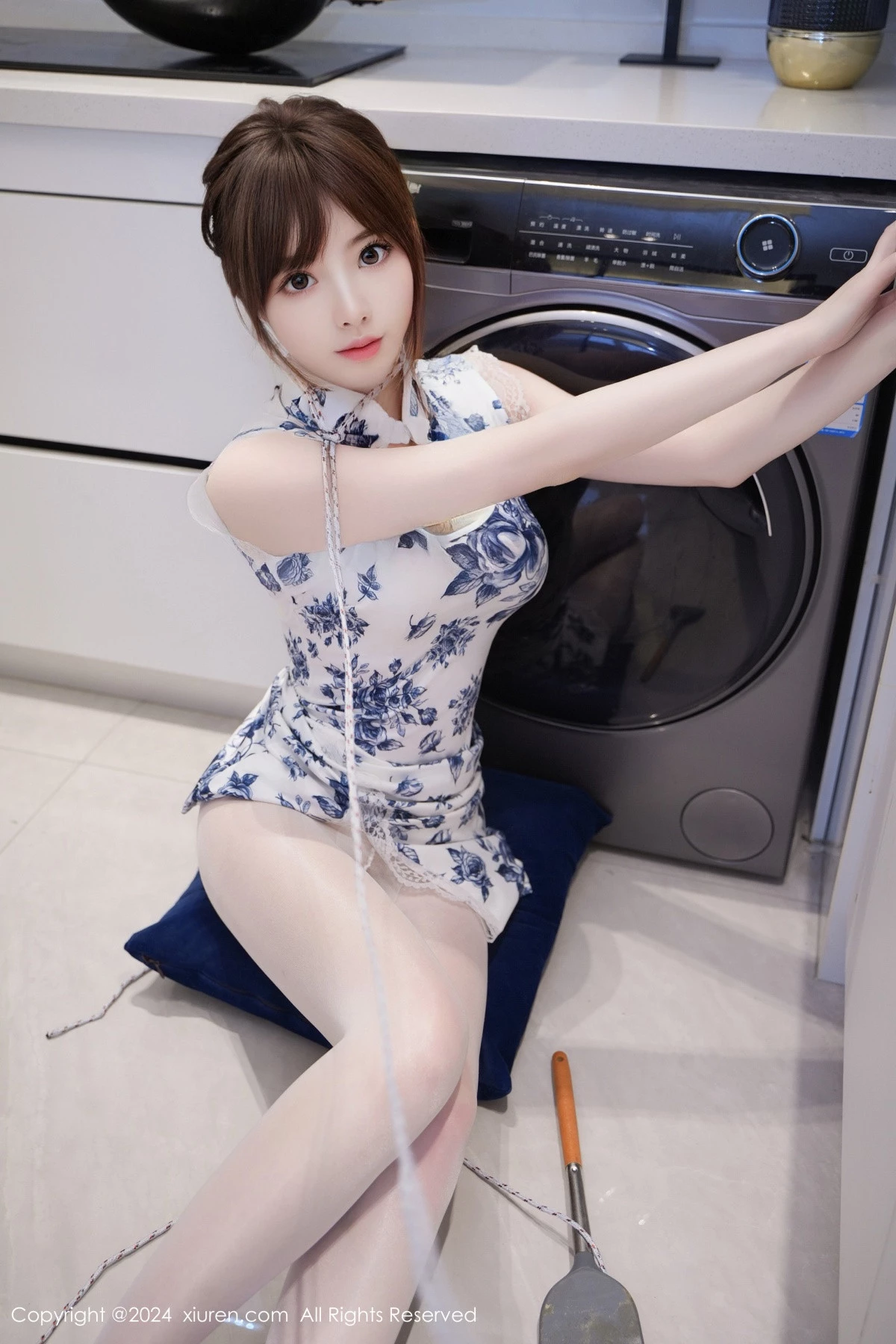 [[XiuRen秀人网]秀人网]No.8255_模特梦灵儿Mini性感青色轻透旗袍配原色丝袜秀惹火身材诱惑写真77P