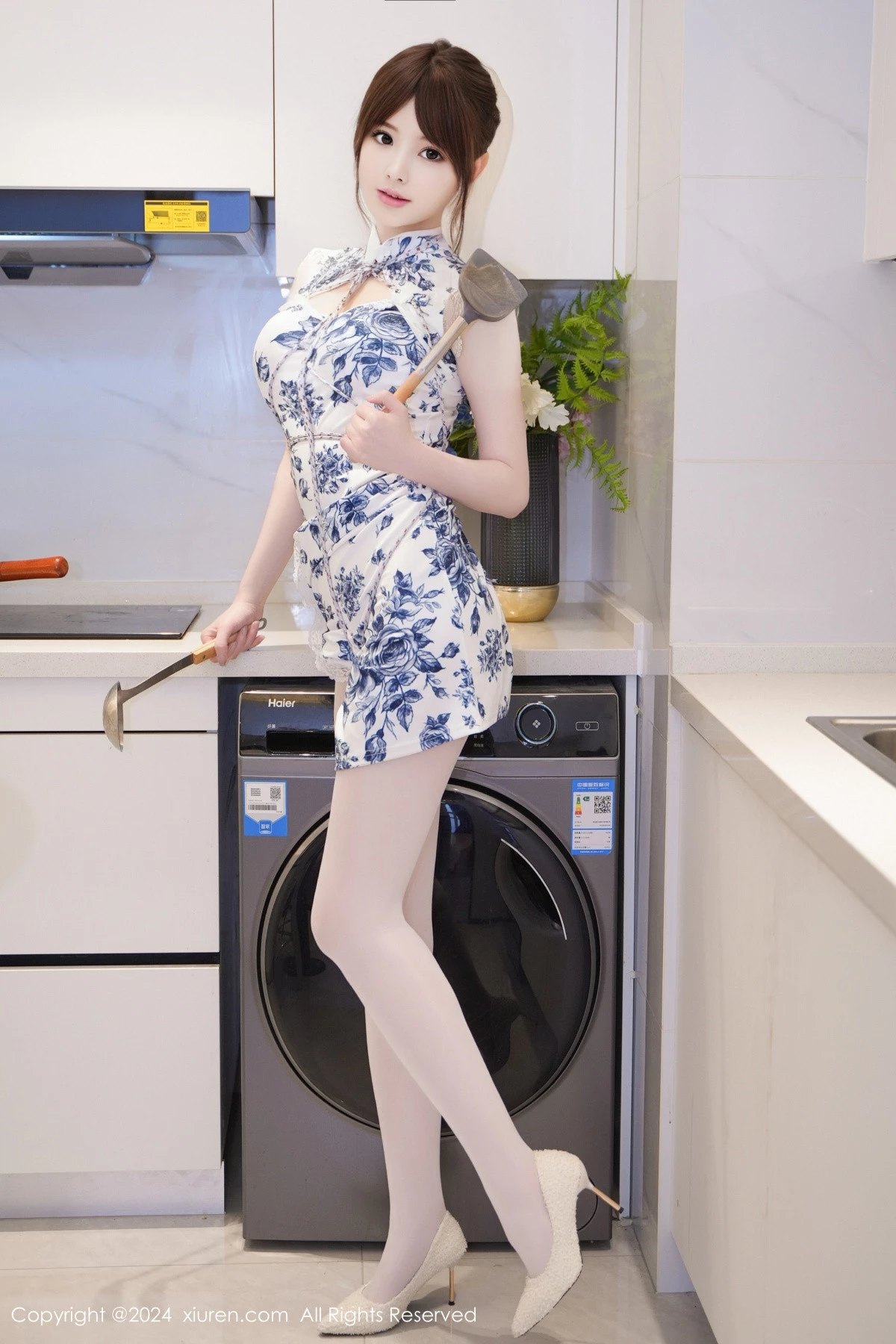 [[XiuRen秀人网]秀人网]No.8255_模特梦灵儿Mini性感青色轻透旗袍配原色丝袜秀惹火身材诱惑写真77P