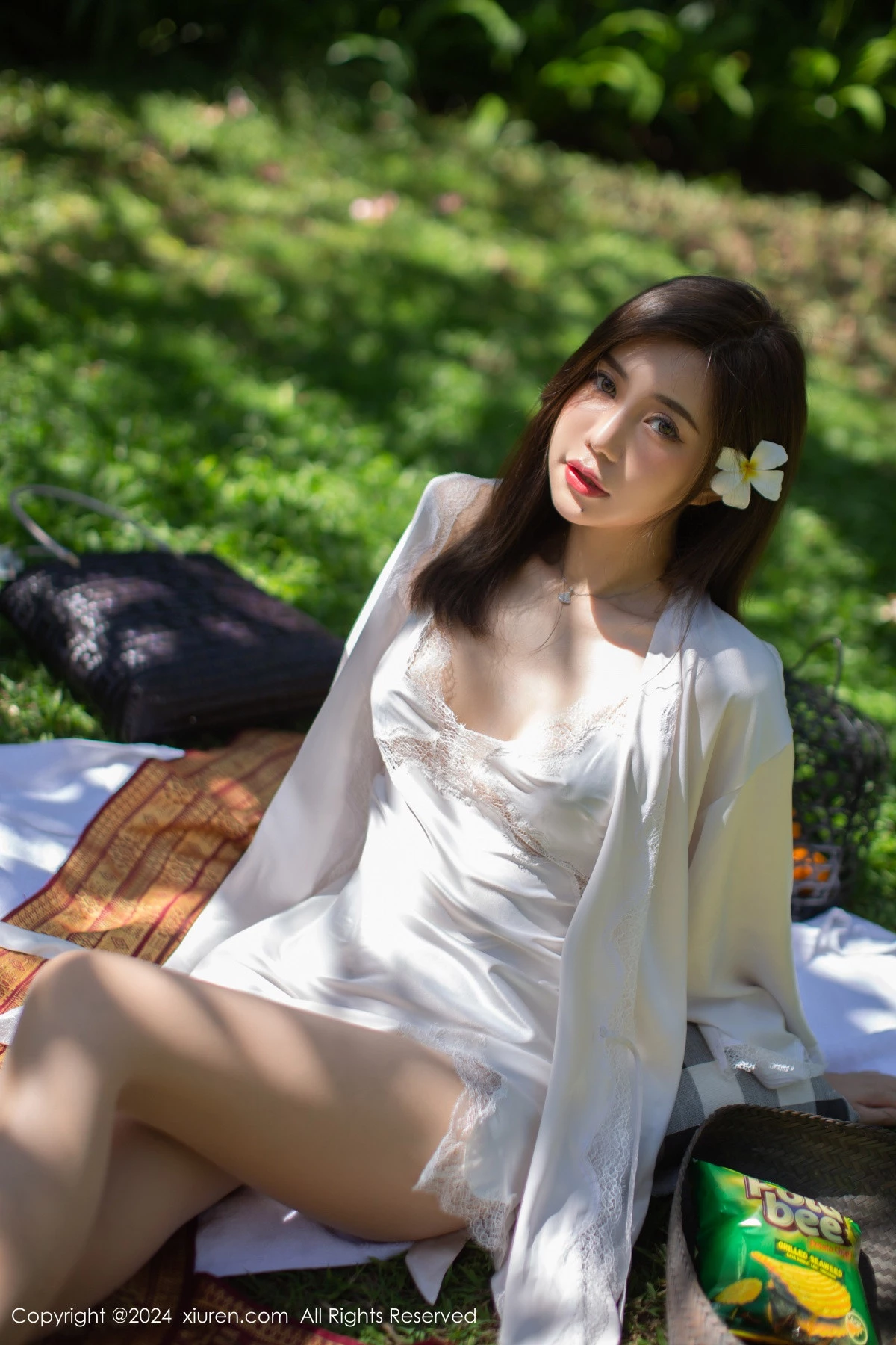 [[XiuRen秀人网]秀人网]No.8256_女神绮里嘉ula户外性感白色吊带裙配超薄肉丝秀惹火身材诱惑写真75P