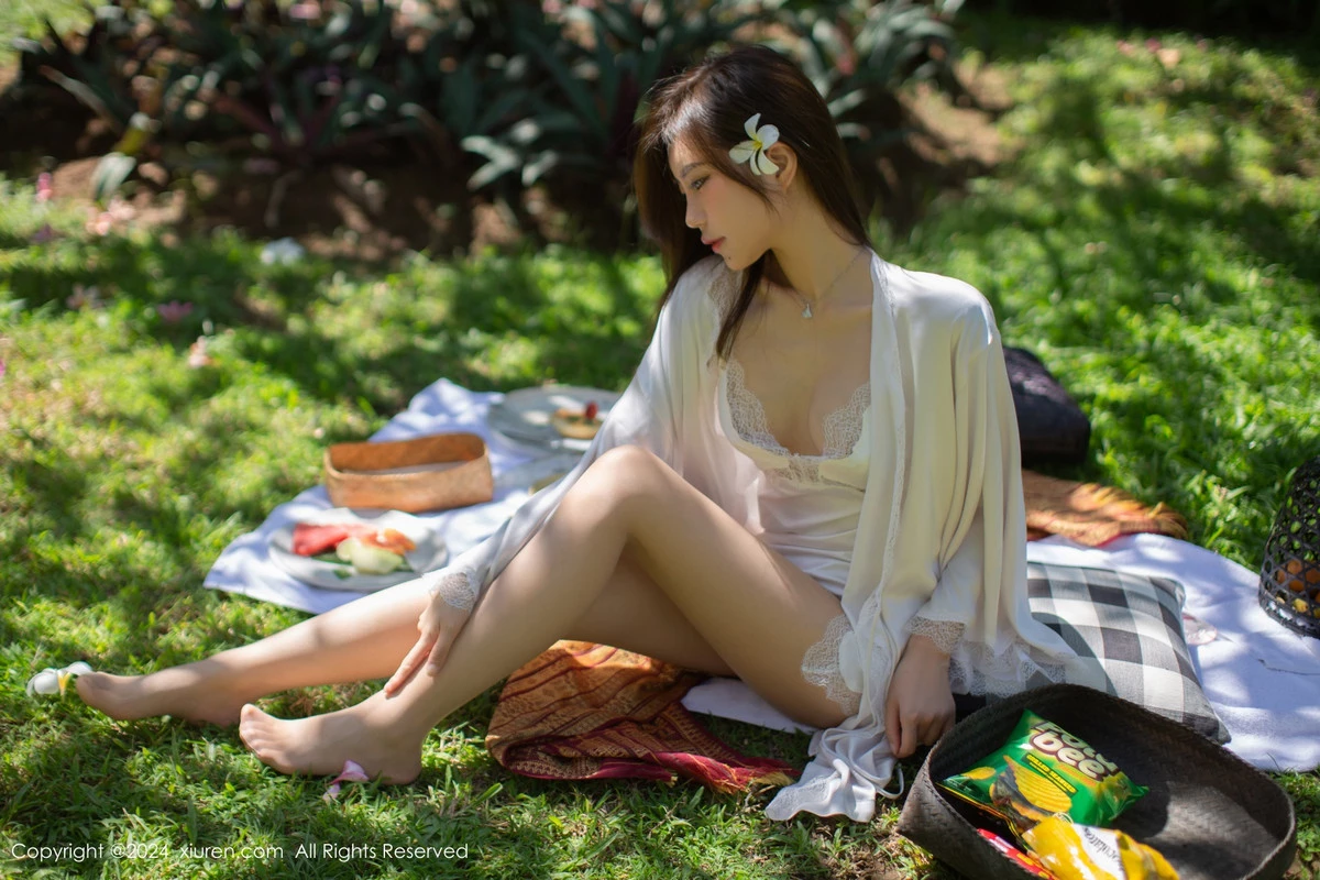 [[XiuRen秀人网]秀人网]No.8256_女神绮里嘉ula户外性感白色吊带裙配超薄肉丝秀惹火身材诱惑写真75P