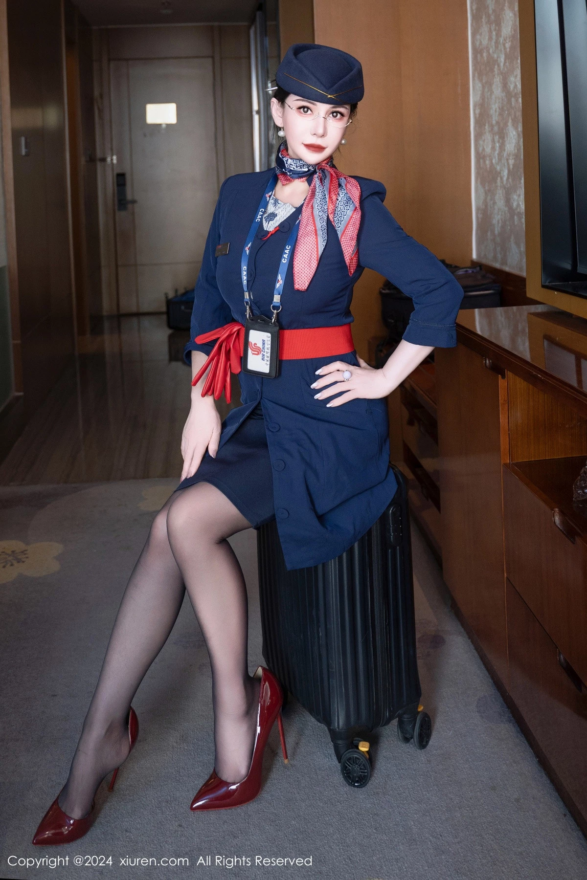 [[XiuRen秀人网]秀人网]No.8253_模特悦悦姐性感空姐制服露红色内衣配黑丝袜秀魔鬼身材诱惑写真75P
