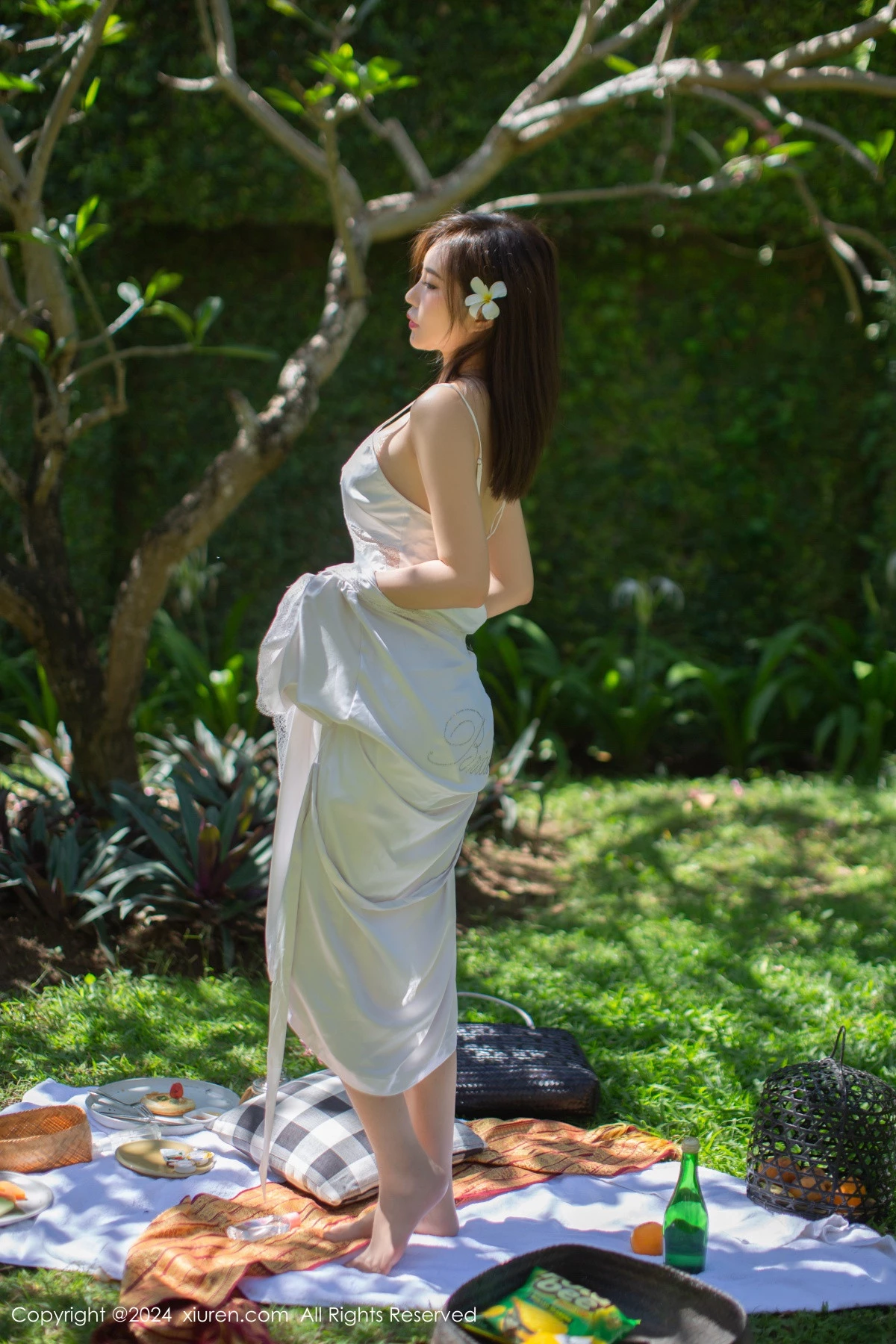 [[XiuRen秀人网]秀人网]No.8256_女神绮里嘉ula户外性感白色吊带裙配超薄肉丝秀惹火身材诱惑写真75P