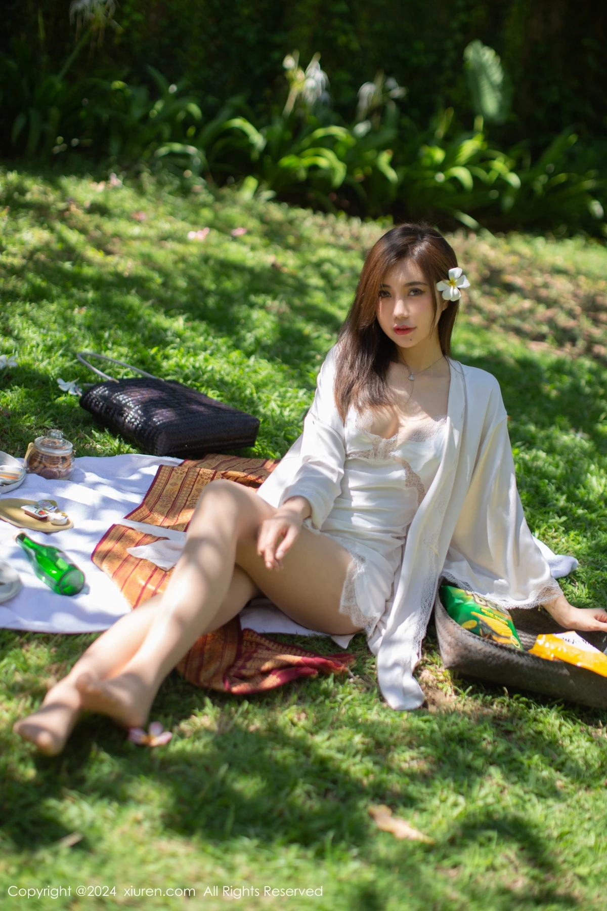 [[XiuRen秀人网]秀人网]No.8256_女神绮里嘉ula户外性感白色吊带裙配超薄肉丝秀惹火身材诱惑写真75P