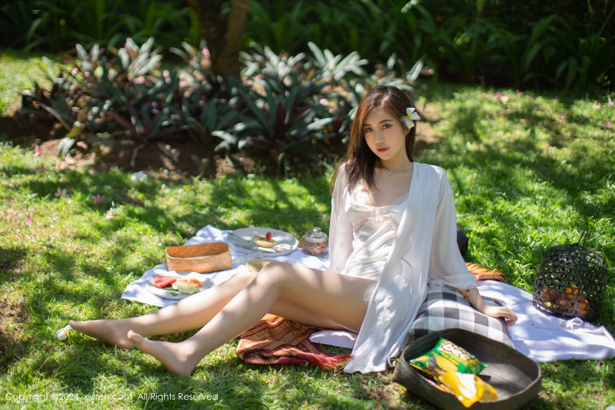 [[XiuRen秀人网]秀人网]No.8256_女神绮里嘉ula户外性感白色吊带裙配超薄肉丝秀惹火身材诱惑写真75P