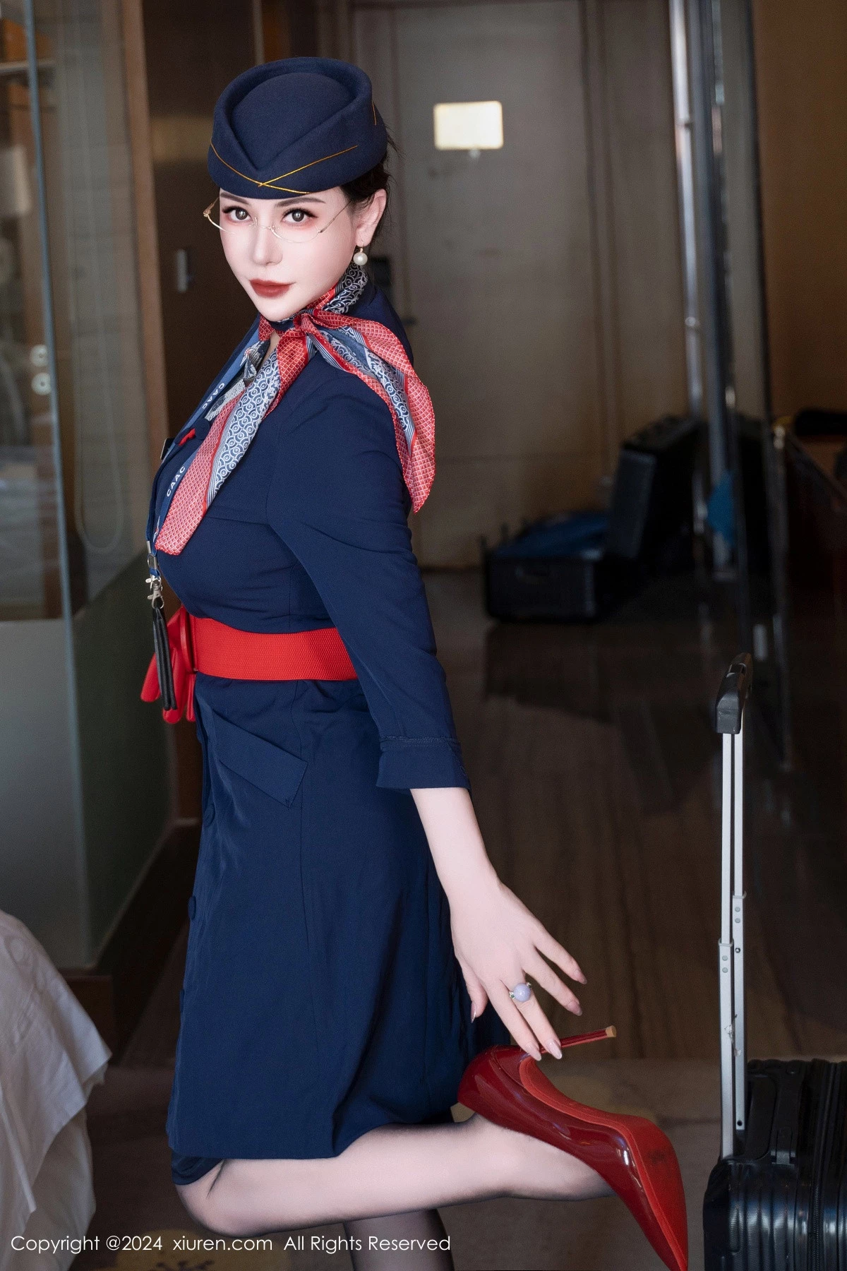 [[XiuRen秀人网]秀人网]No.8253_模特悦悦姐性感空姐制服露红色内衣配黑丝袜秀魔鬼身材诱惑写真75P
