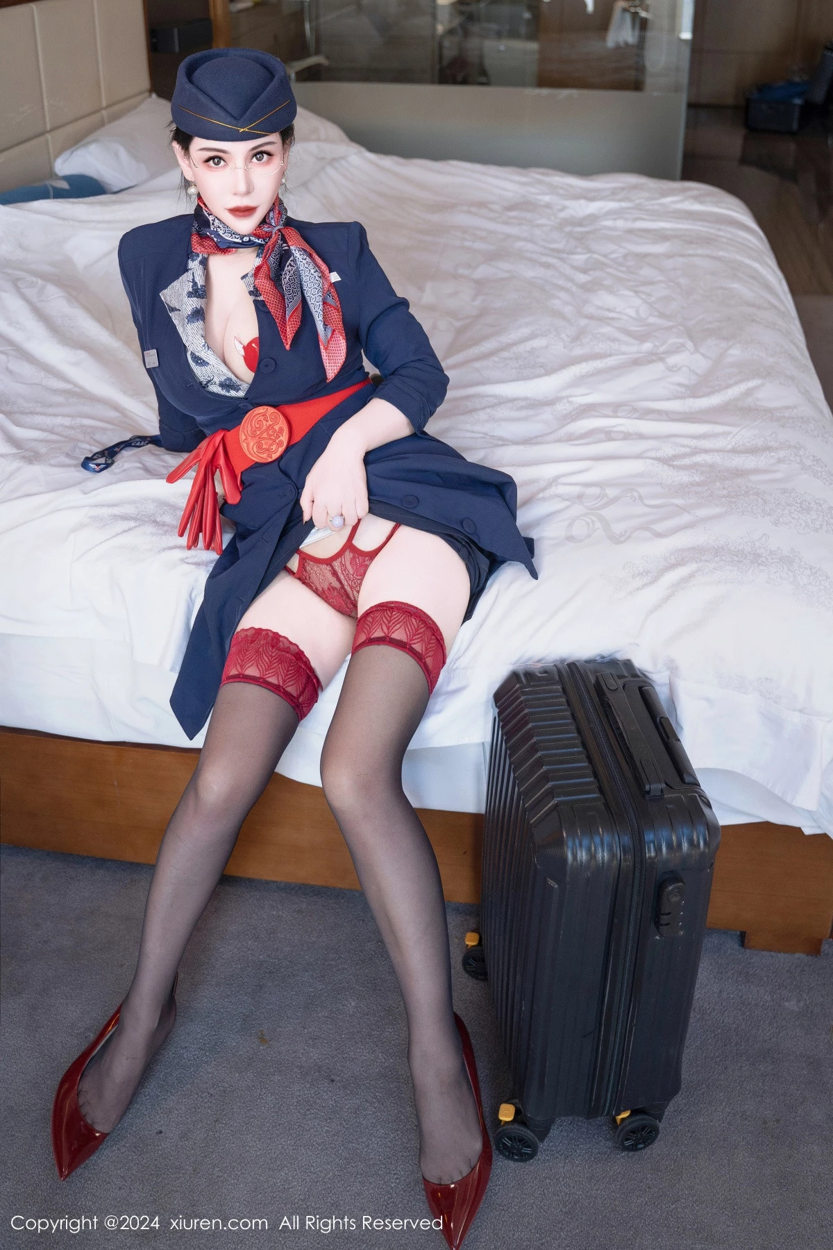 [[XiuRen秀人网]秀人网]No.8253_模特悦悦姐性感空姐制服露红色内衣配黑丝袜秀魔鬼身材诱惑写真75P