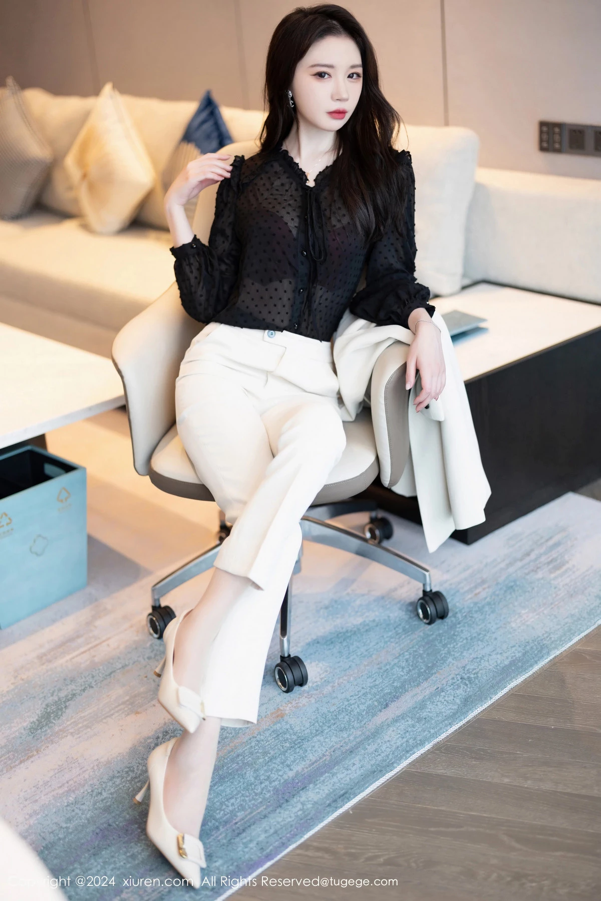 [[XiuRen秀人网]秀人网]No.8354_模特梦心玥性感白色套装露黑色轻透内衣配超薄肉丝迷人诱惑写真90P