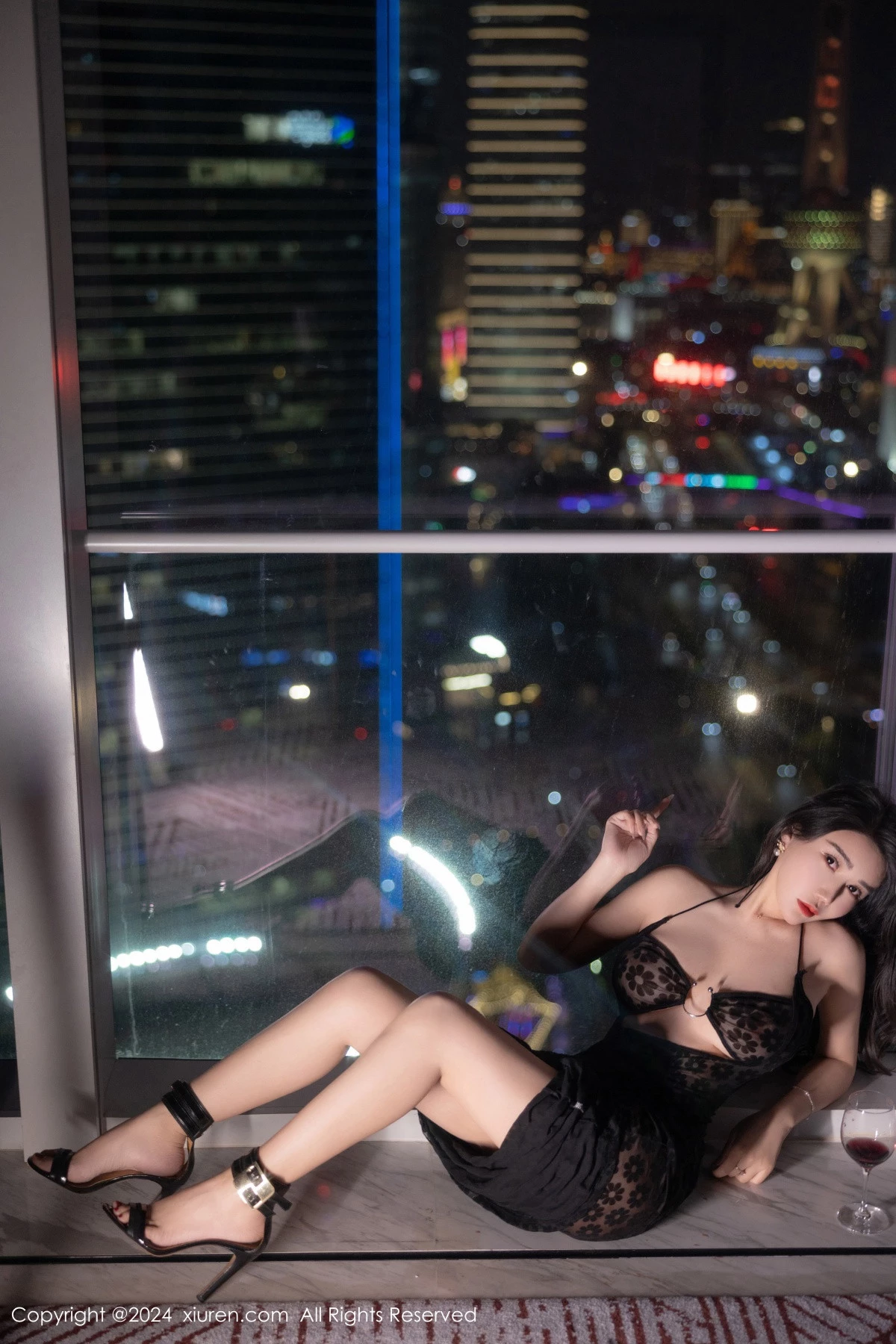 [[XiuRen秀人网]秀人网]No.8355_模特李若汐场景拍摄性感黑色轻透情趣服饰秀惹火身段诱惑写真77P