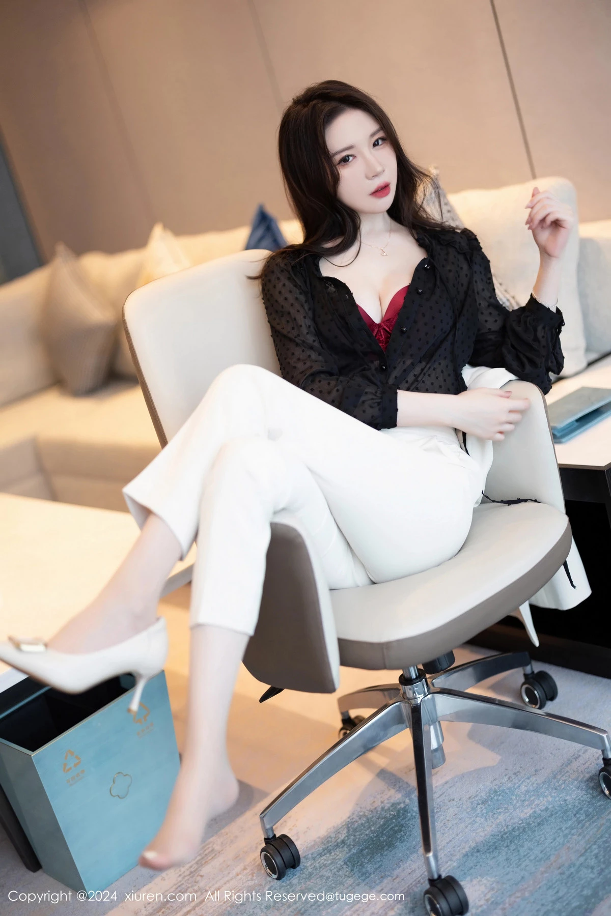 [[XiuRen秀人网]秀人网]No.8354_模特梦心玥性感白色套装露黑色轻透内衣配超薄肉丝迷人诱惑写真90P