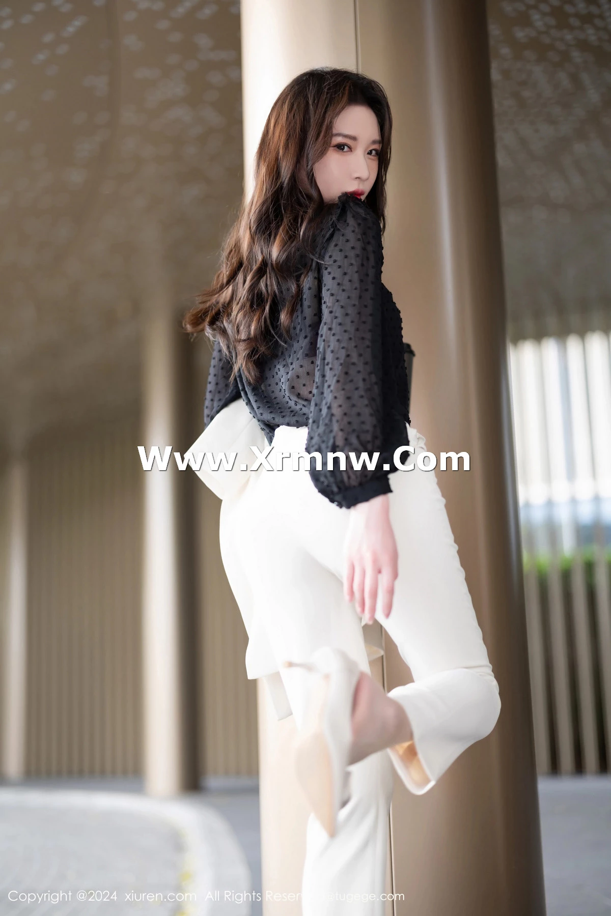 [[XiuRen秀人网]秀人网]No.8354_模特梦心玥性感白色套装露黑色轻透内衣配超薄肉丝迷人诱惑写真90P