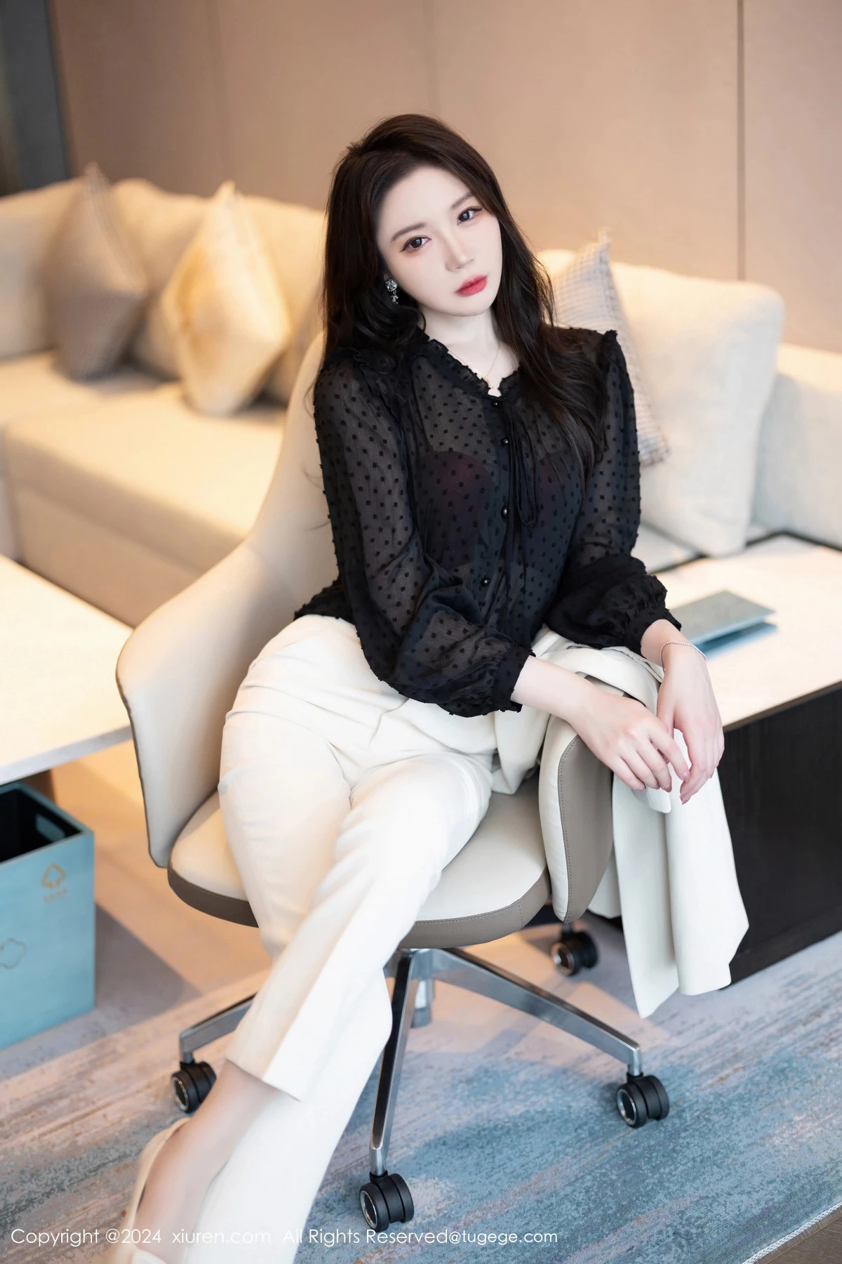 [[XiuRen秀人网]秀人网]No.8354_模特梦心玥性感白色套装露黑色轻透内衣配超薄肉丝迷人诱惑写真90P