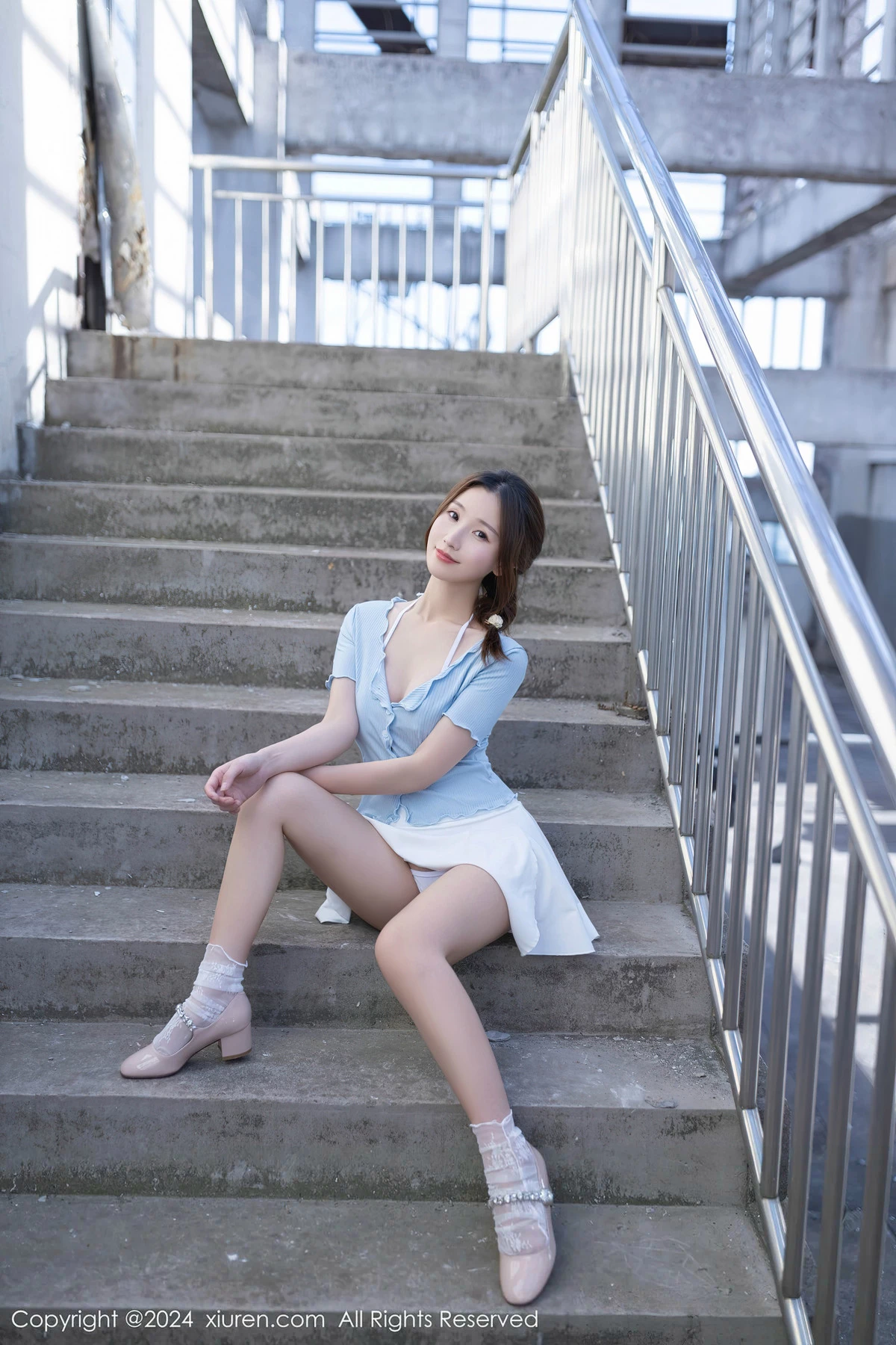 [[XiuRen秀人网]秀人网]No.8369_模特杏子Yada户外蓝色上衣配白短裙露性感白色内衣完美诱惑写真85P