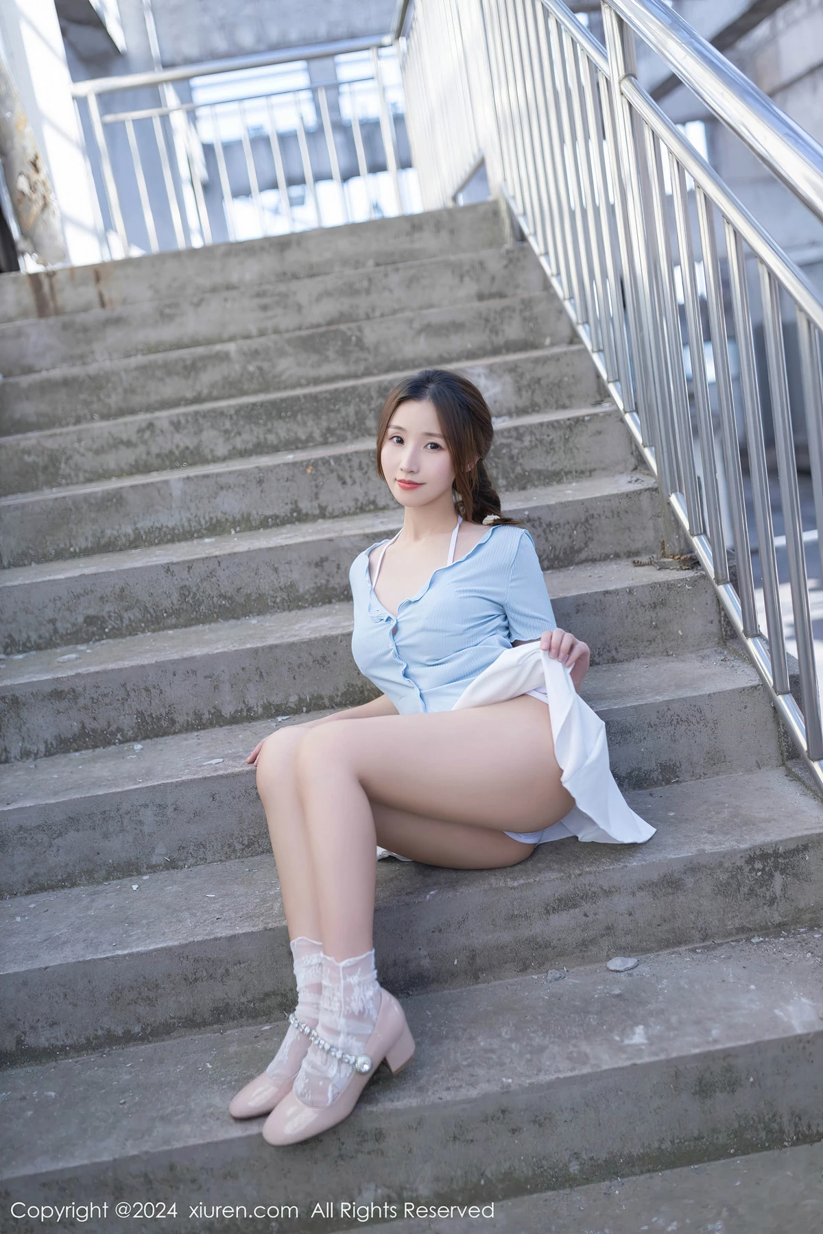 [[XiuRen秀人网]秀人网]No.8369_模特杏子Yada户外蓝色上衣配白短裙露性感白色内衣完美诱惑写真85P