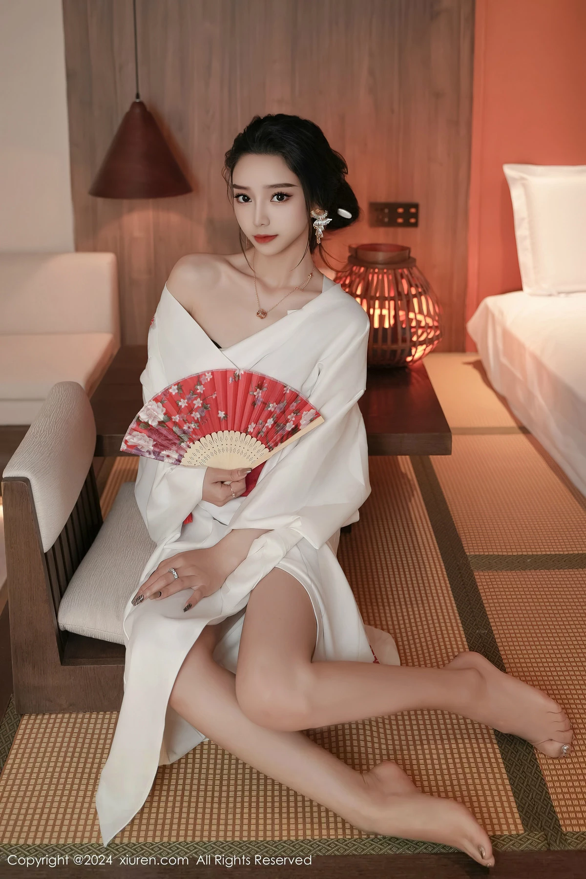 [[XiuRen秀人网]秀人网]No.8367_模特苏曼兮宾馆场景性感白色日系和服半撩秀翘臀美腿诱惑写真85P