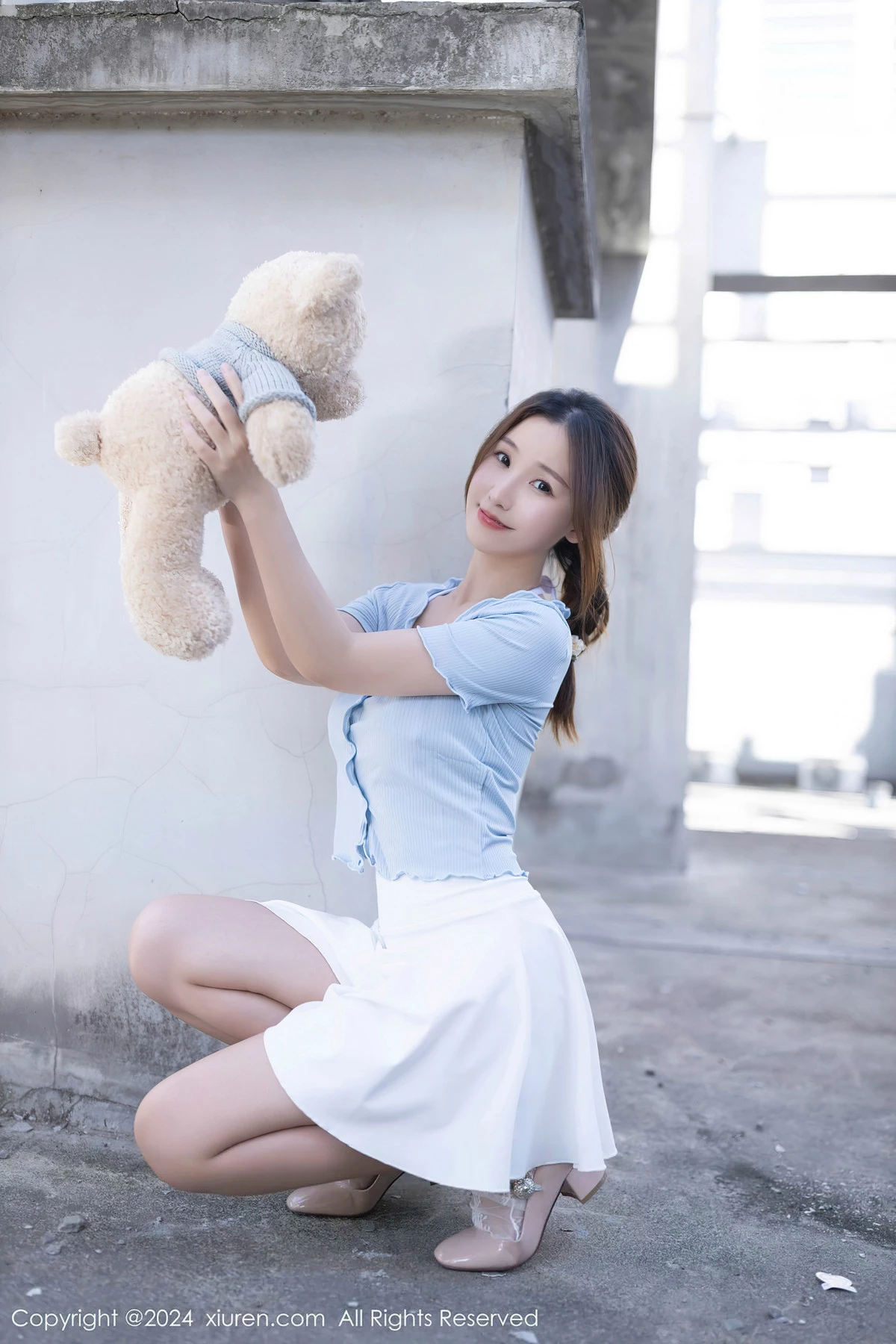 [[XiuRen秀人网]秀人网]No.8369_模特杏子Yada户外蓝色上衣配白短裙露性感白色内衣完美诱惑写真85P