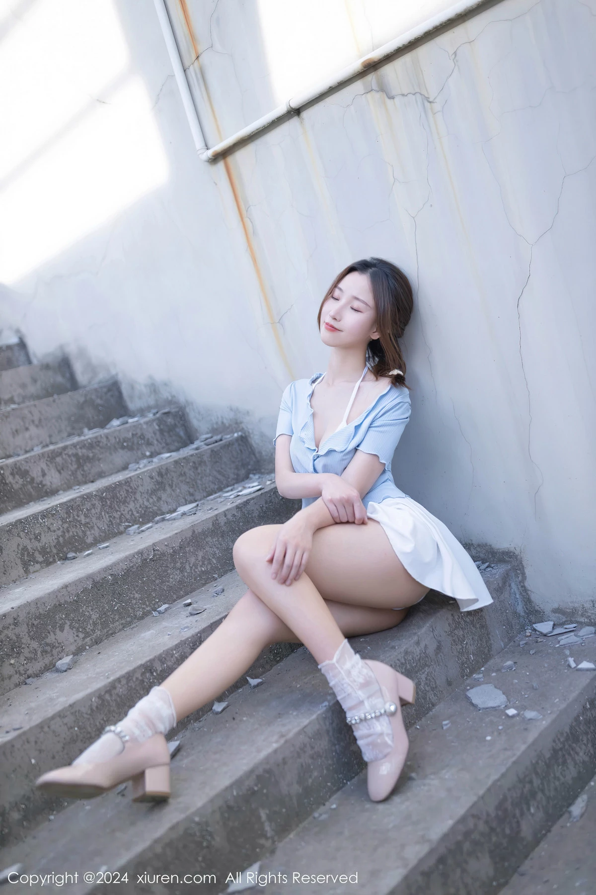 [[XiuRen秀人网]秀人网]No.8369_模特杏子Yada户外蓝色上衣配白短裙露性感白色内衣完美诱惑写真85P