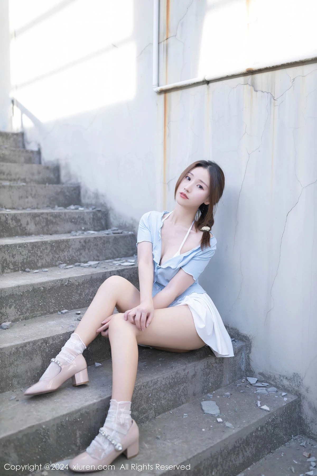 [[XiuRen秀人网]秀人网]No.8369_模特杏子Yada户外蓝色上衣配白短裙露性感白色内衣完美诱惑写真85P