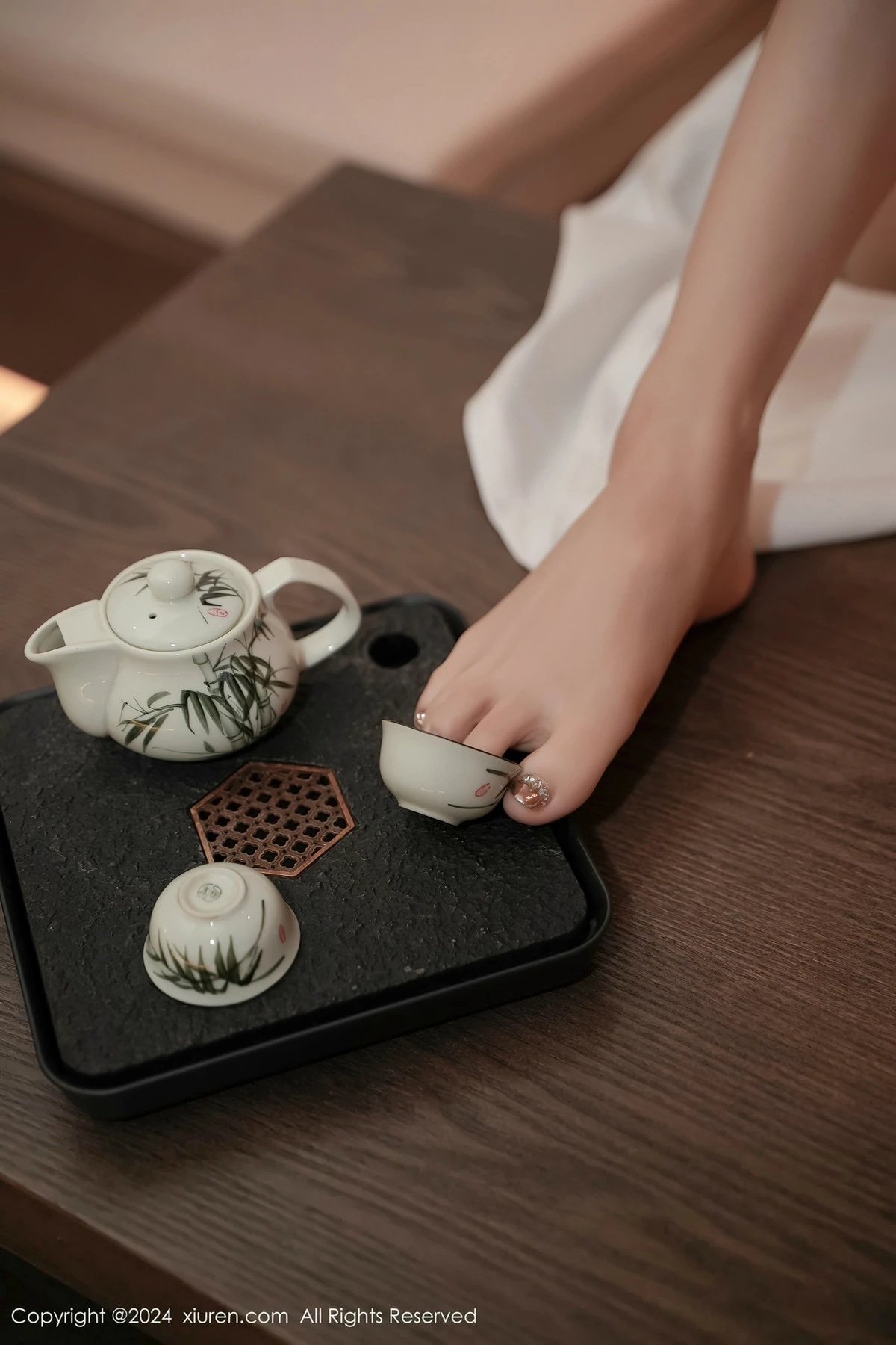 [[XiuRen秀人网]秀人网]No.8367_模特苏曼兮宾馆场景性感白色日系和服半撩秀翘臀美腿诱惑写真85P