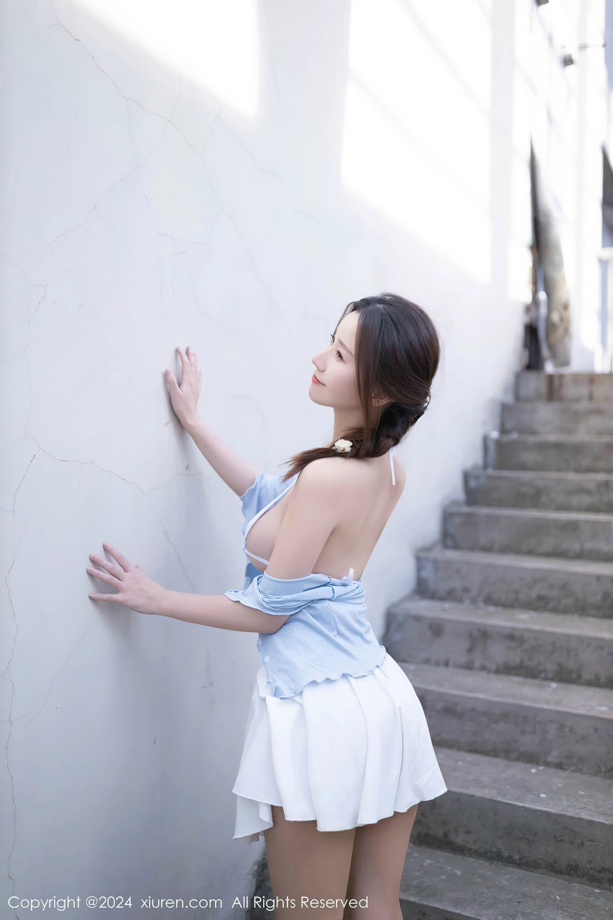 [[XiuRen秀人网]秀人网]No.8369_模特杏子Yada户外蓝色上衣配白短裙露性感白色内衣完美诱惑写真85P
