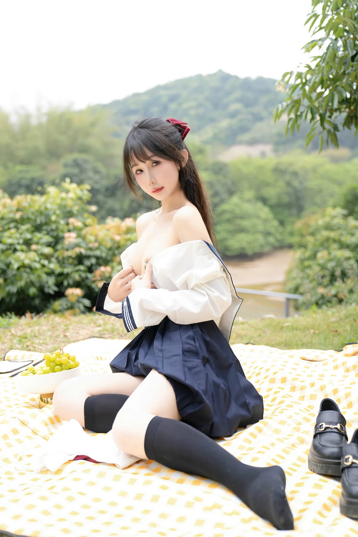 [[XiuRen秀人网]秀人网]No.8365_模特波巧酱长白山旅拍性感学妹制服配黑丝袜秀曼妙身姿诱惑写真85P