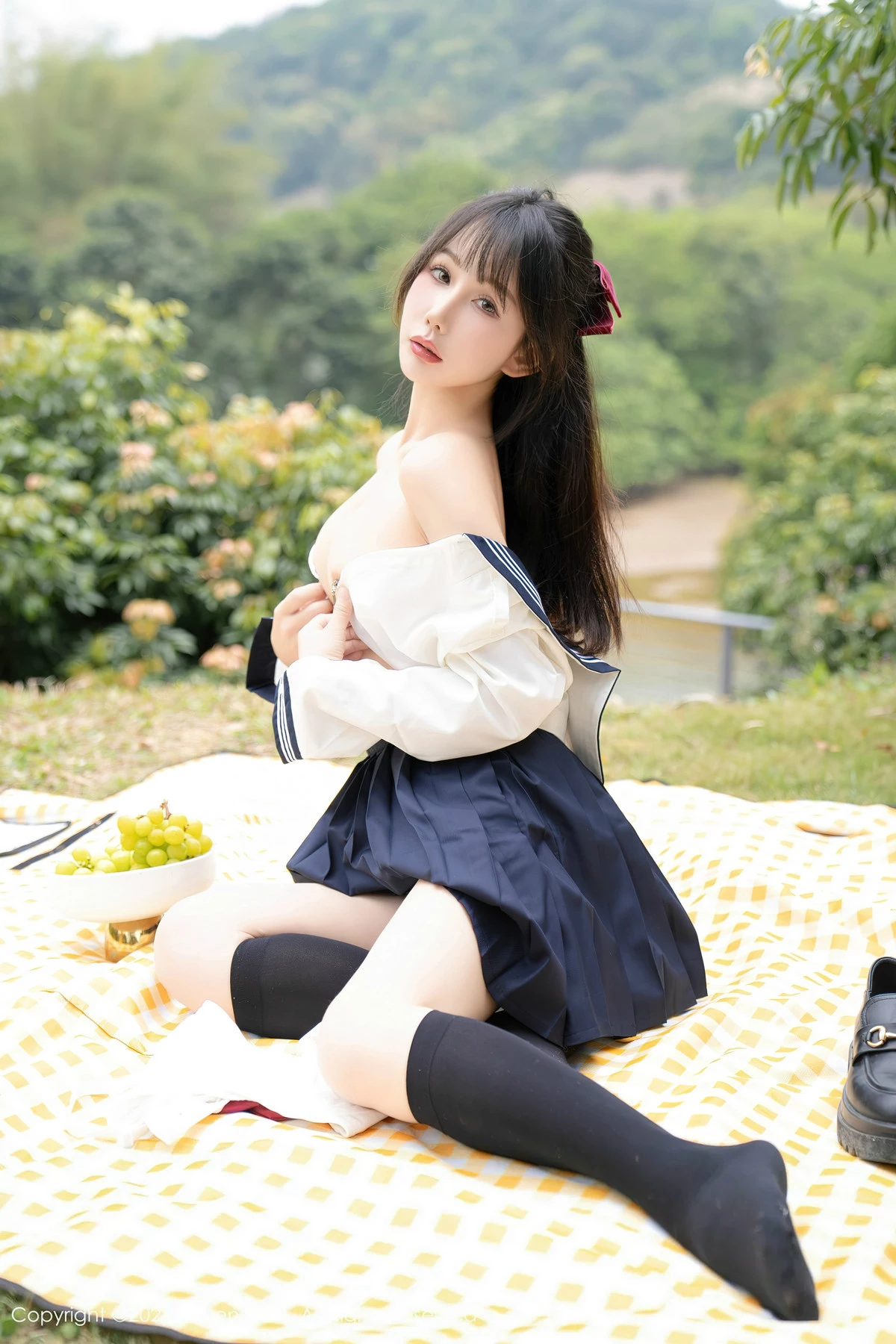 [[XiuRen秀人网]秀人网]No.8365_模特波巧酱长白山旅拍性感学妹制服配黑丝袜秀曼妙身姿诱惑写真85P