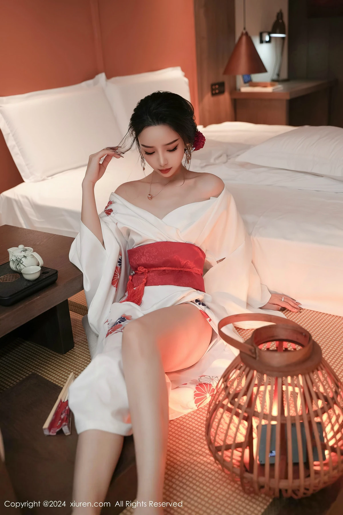 [[XiuRen秀人网]秀人网]No.8367_模特苏曼兮宾馆场景性感白色日系和服半撩秀翘臀美腿诱惑写真85P