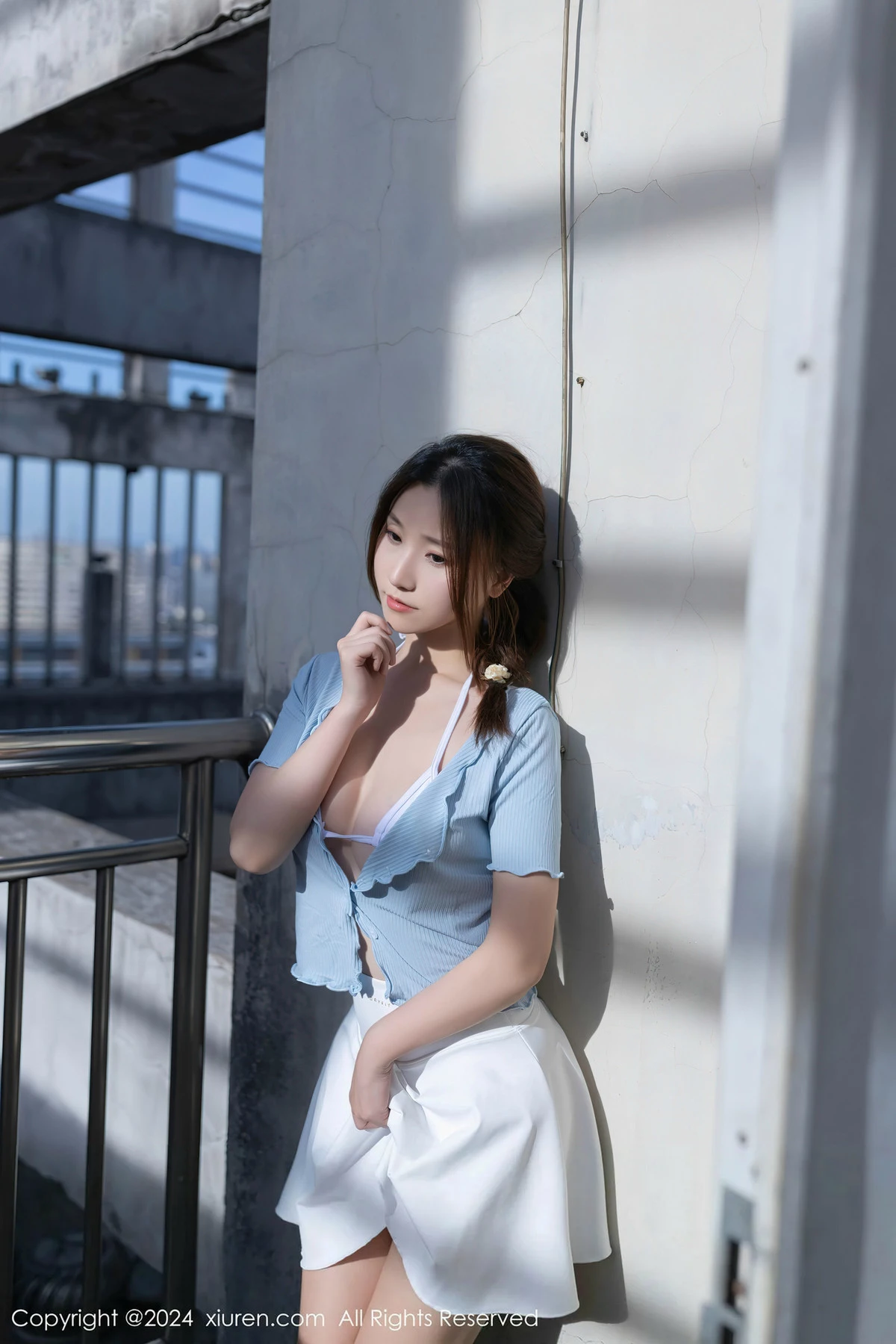 [[XiuRen秀人网]秀人网]No.8369_模特杏子Yada户外蓝色上衣配白短裙露性感白色内衣完美诱惑写真85P