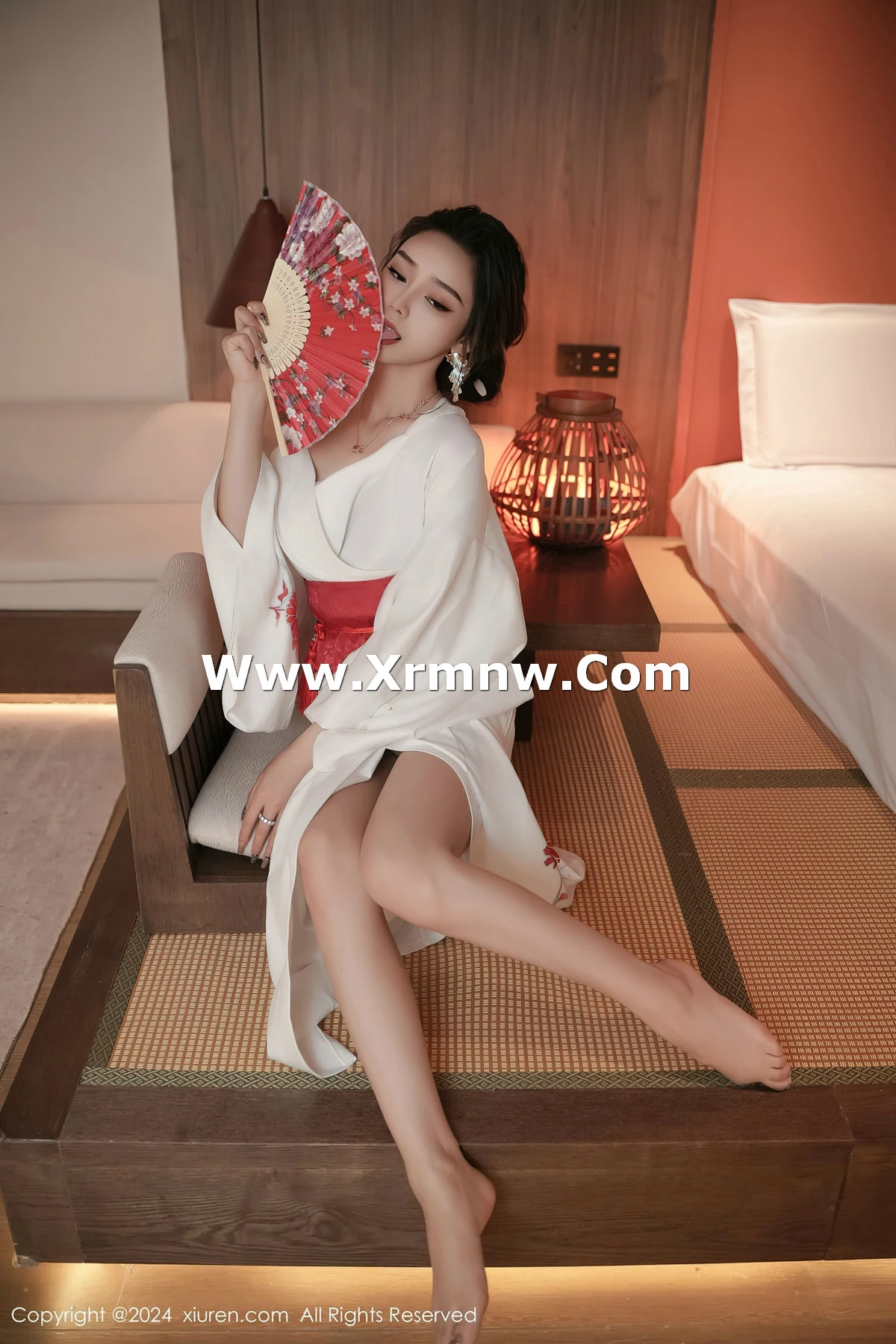 [[XiuRen秀人网]秀人网]No.8367_模特苏曼兮宾馆场景性感白色日系和服半撩秀翘臀美腿诱惑写真85P