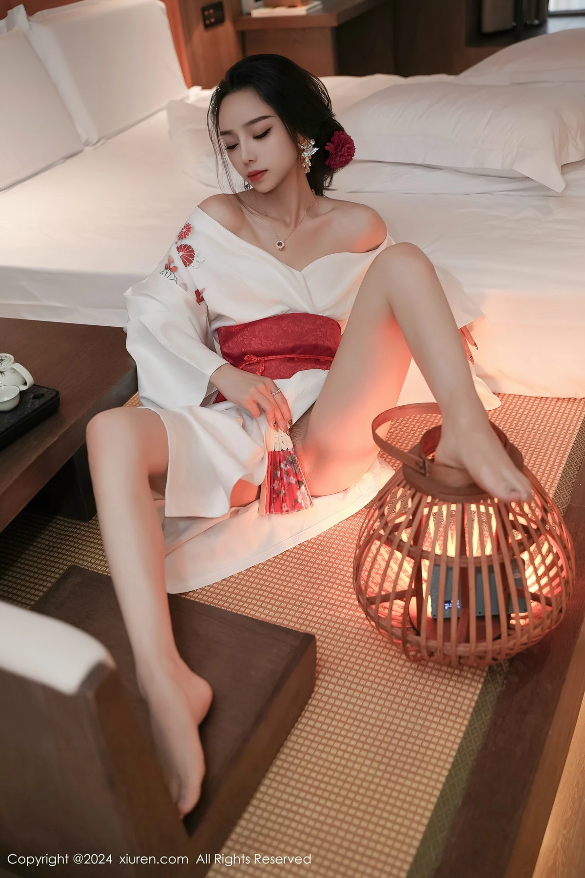 [[XiuRen秀人网]秀人网]No.8367_模特苏曼兮宾馆场景性感白色日系和服半撩秀翘臀美腿诱惑写真85P