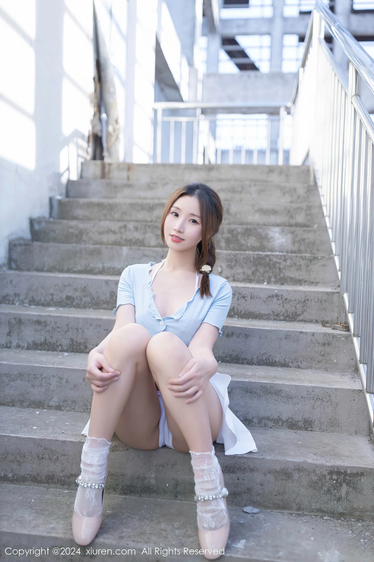 [[XiuRen秀人网]秀人网]No.8369_模特杏子Yada户外蓝色上衣配白短裙露性感白色内衣完美诱惑写真85P