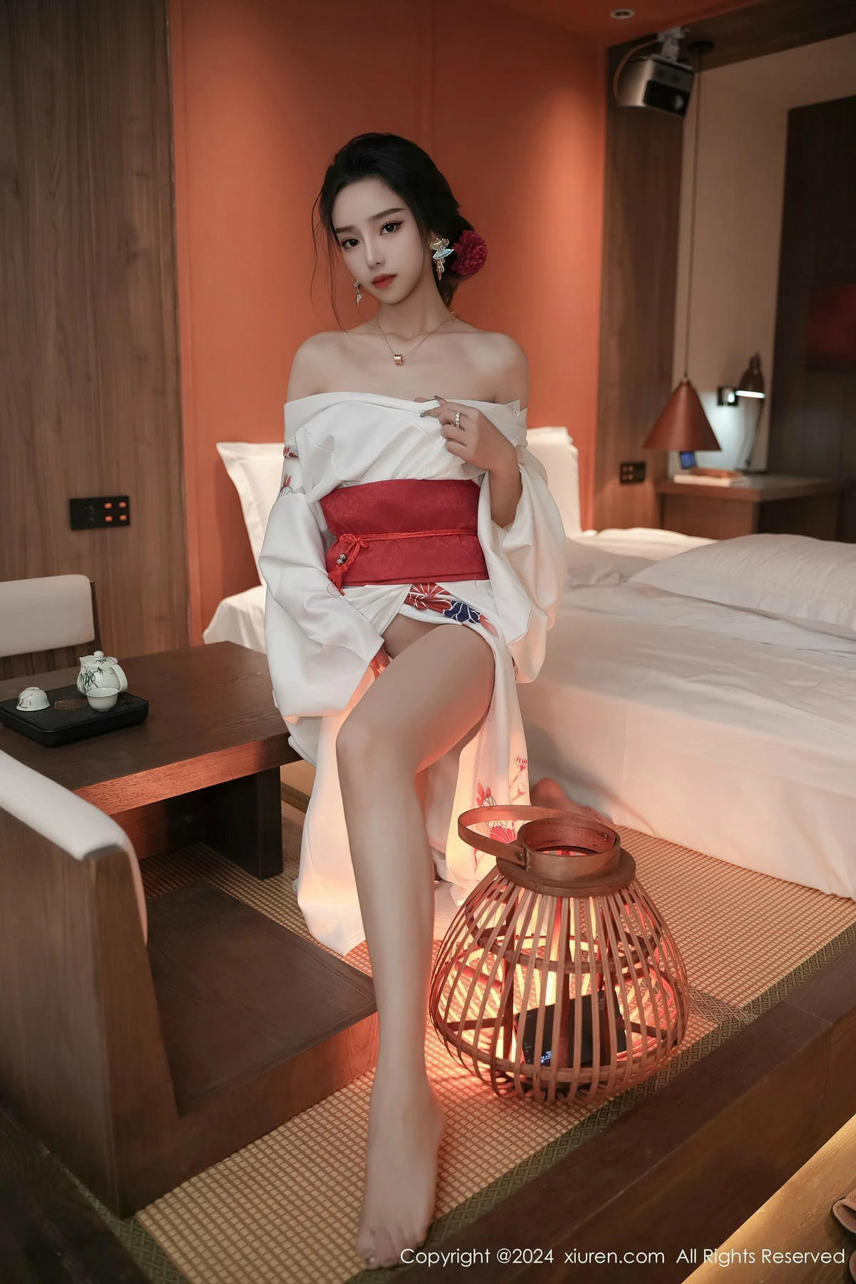 [[XiuRen秀人网]秀人网]No.8367_模特苏曼兮宾馆场景性感白色日系和服半撩秀翘臀美腿诱惑写真85P