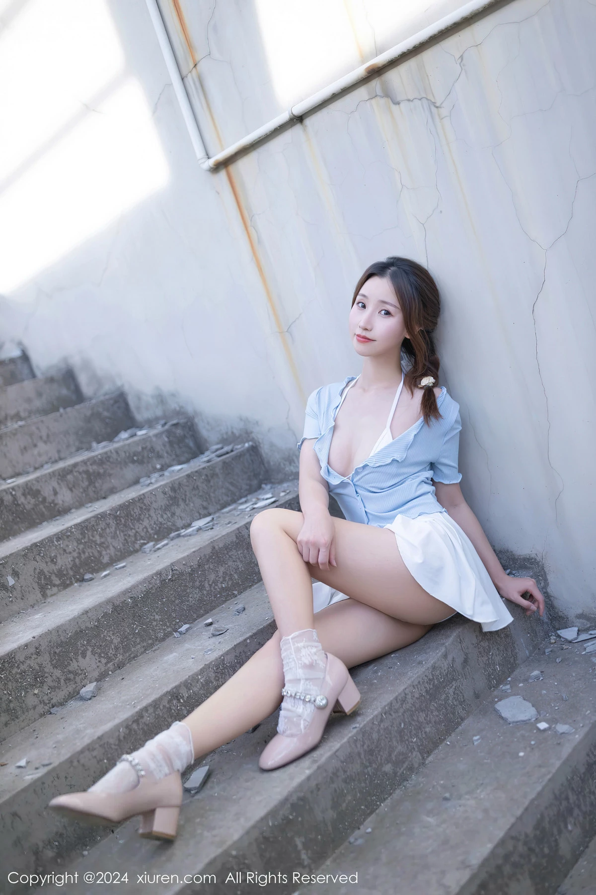 [[XiuRen秀人网]秀人网]No.8369_模特杏子Yada户外蓝色上衣配白短裙露性感白色内衣完美诱惑写真85P