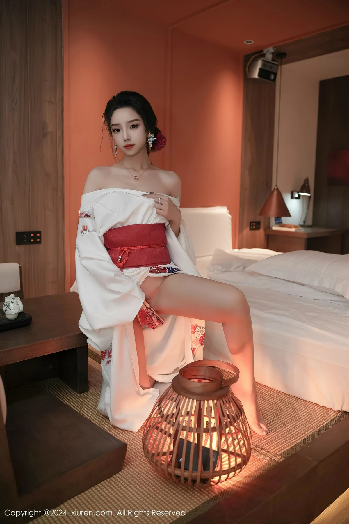 [[XiuRen秀人网]秀人网]No.8367_模特苏曼兮宾馆场景性感白色日系和服半撩秀翘臀美腿诱惑写真85P